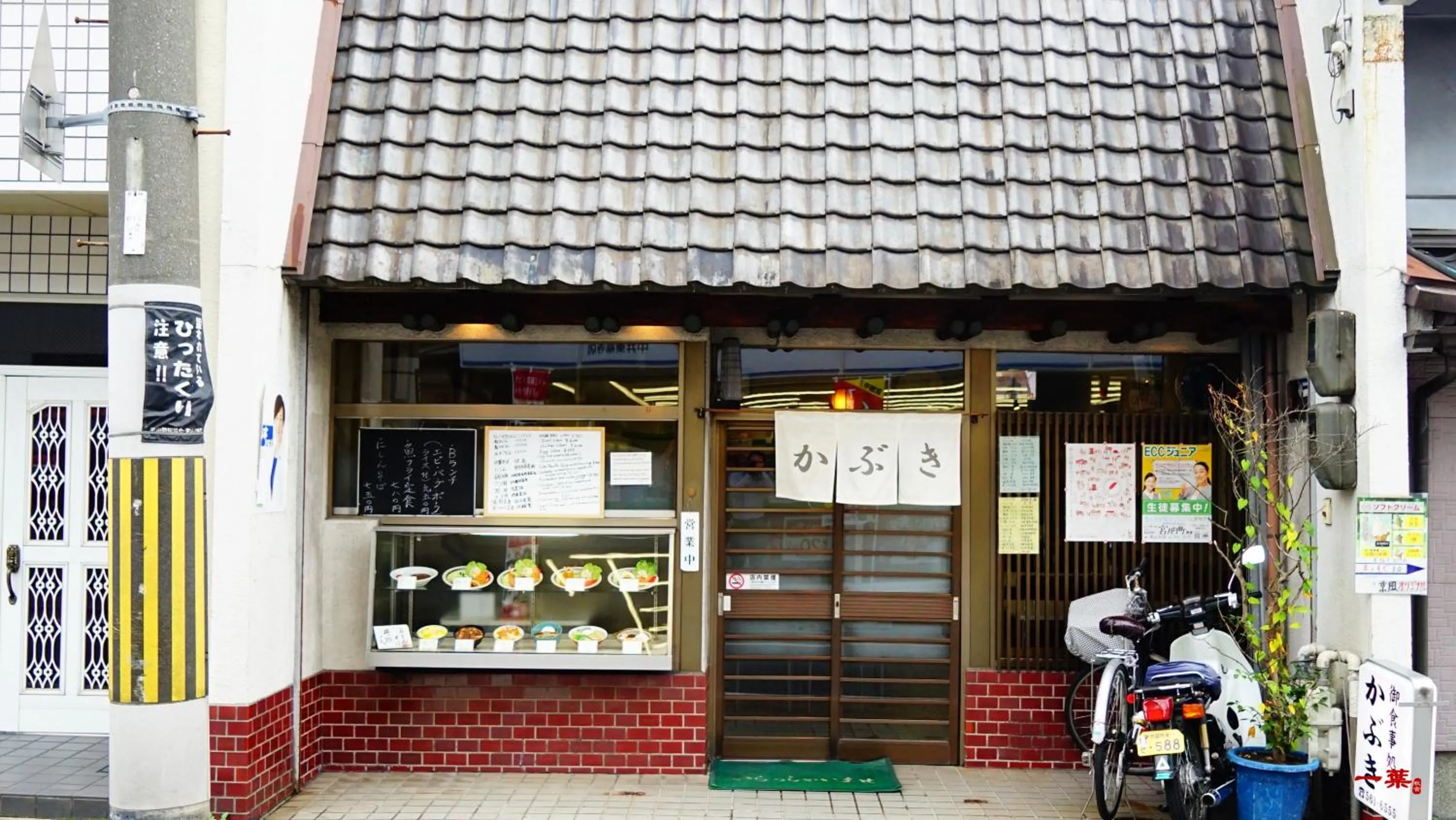 Restaurant/places to eat in A Leaf Inn