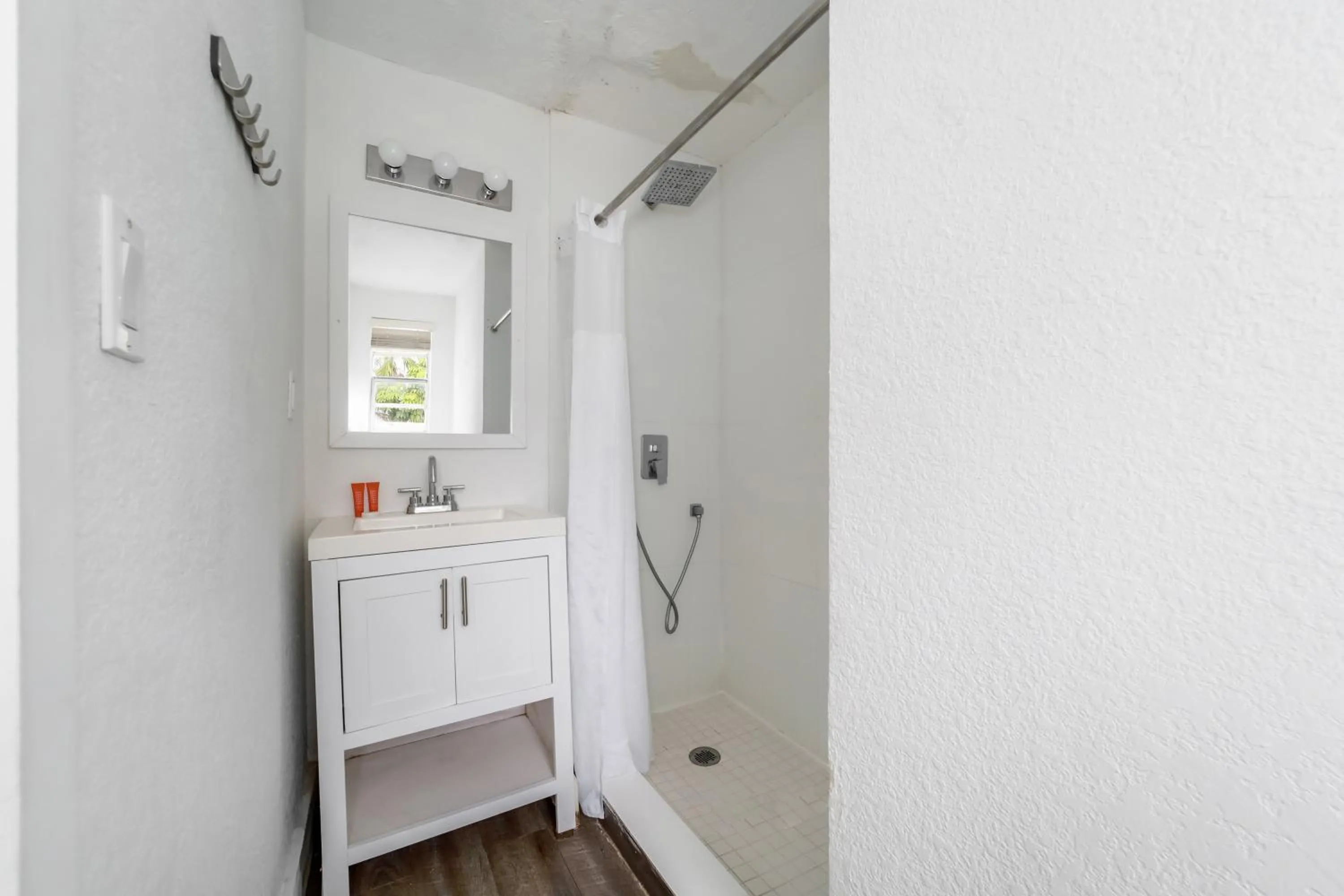 Shower in Treehouse Studio Hotel