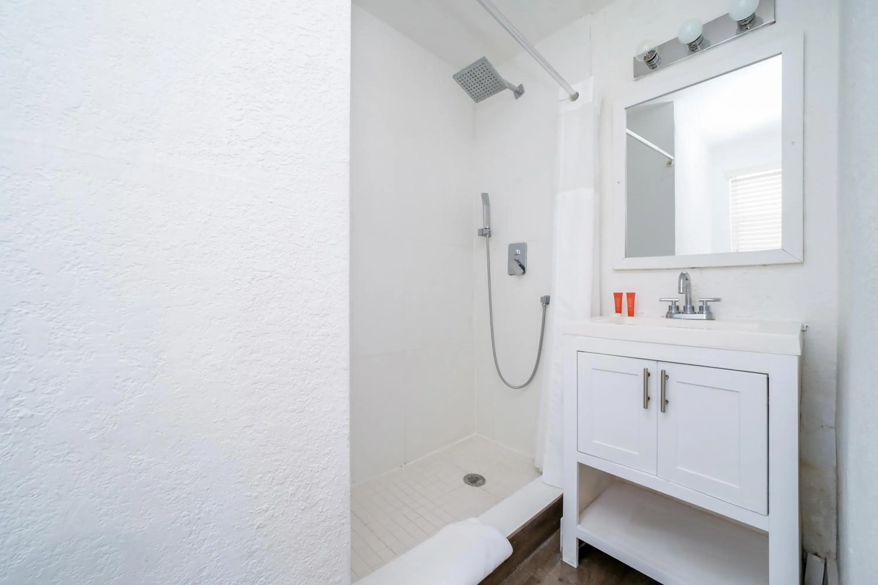 Shower in Treehouse Studio Hotel