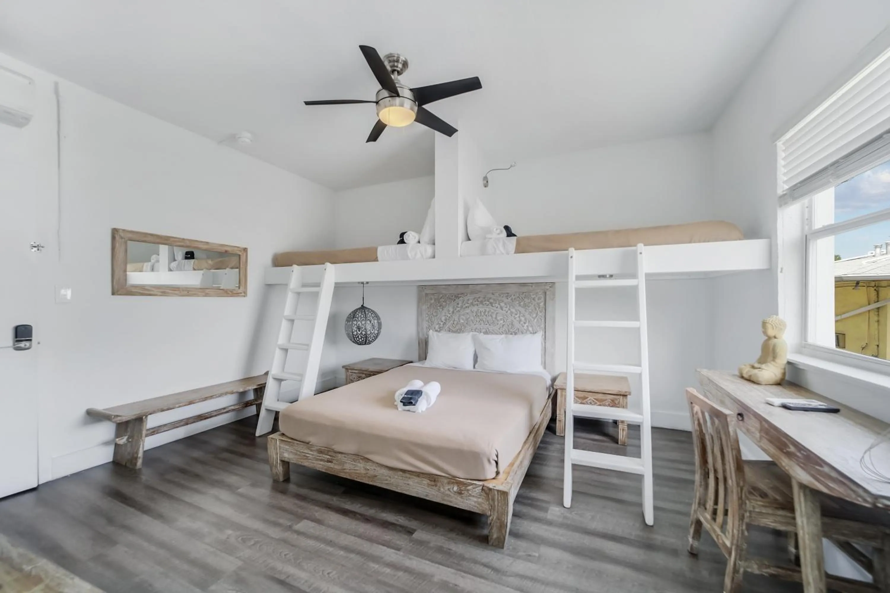 Bed in Treehouse Studio Hotel