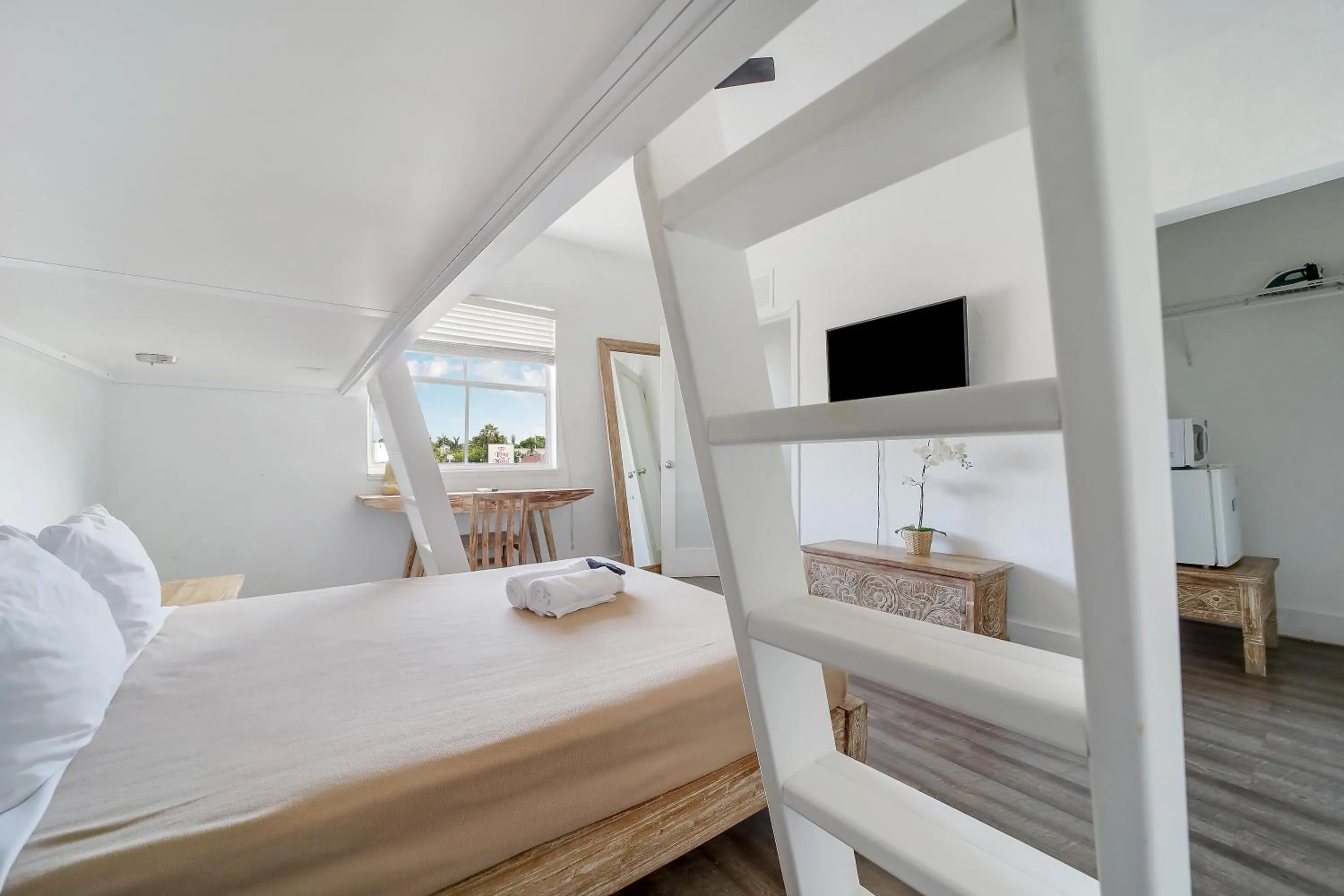 Bed in Treehouse Studio Hotel