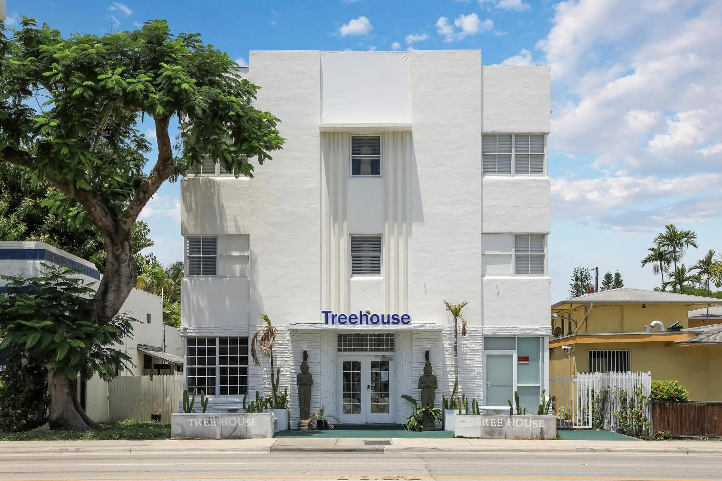 Treehouse Studio Hotel