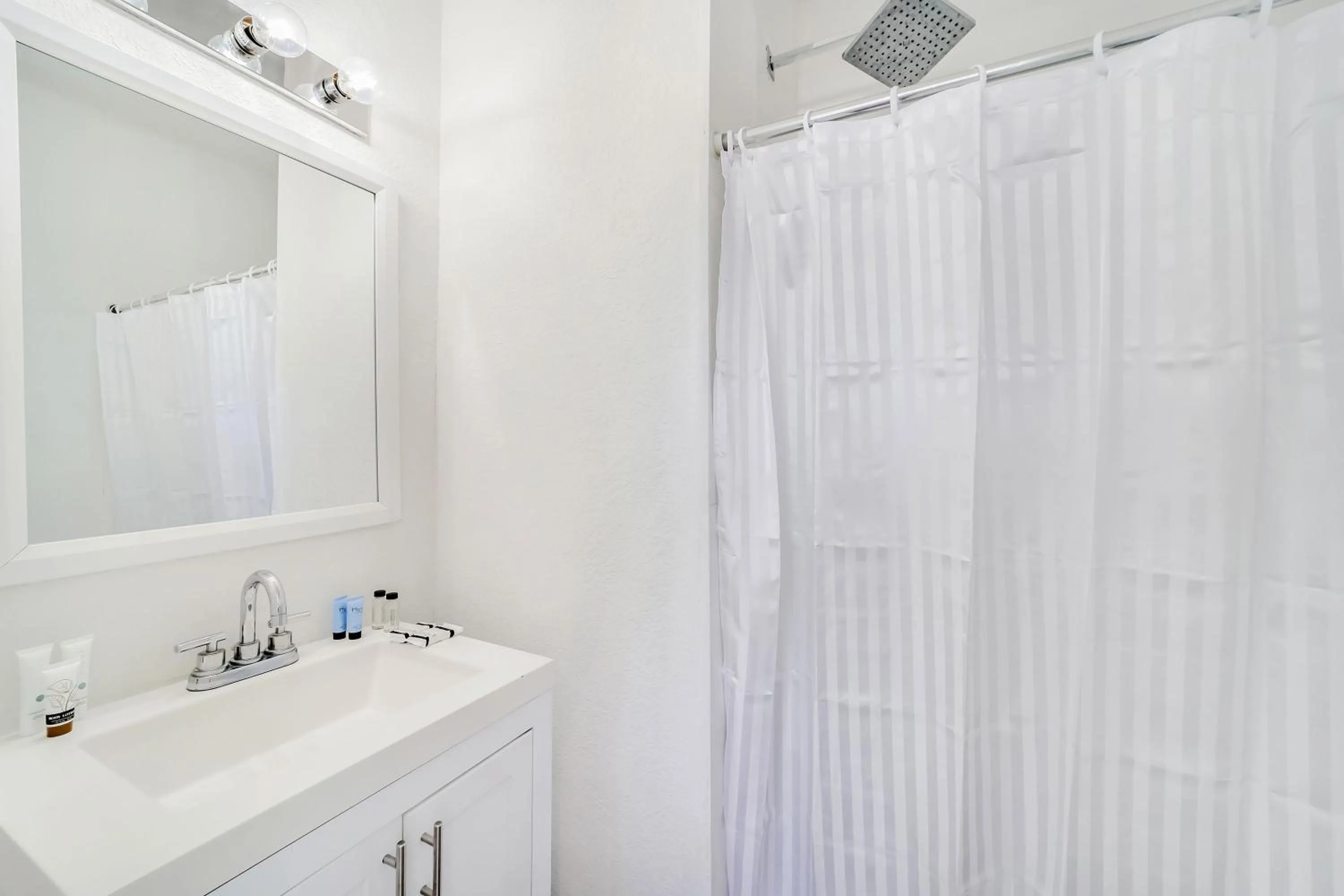 Shower in Treehouse Studio Hotel