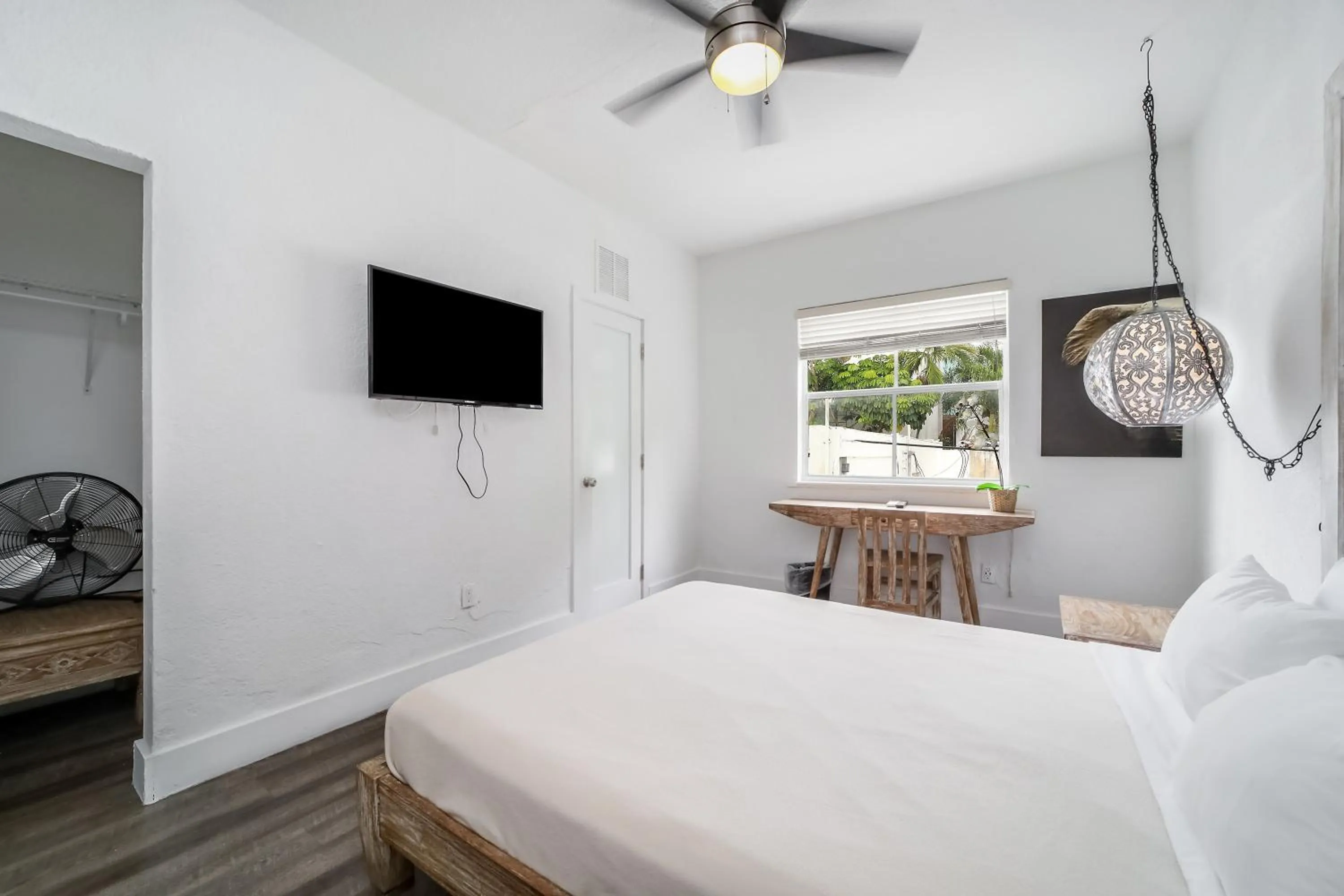 Communal lounge/ TV room in Treehouse Studio Hotel