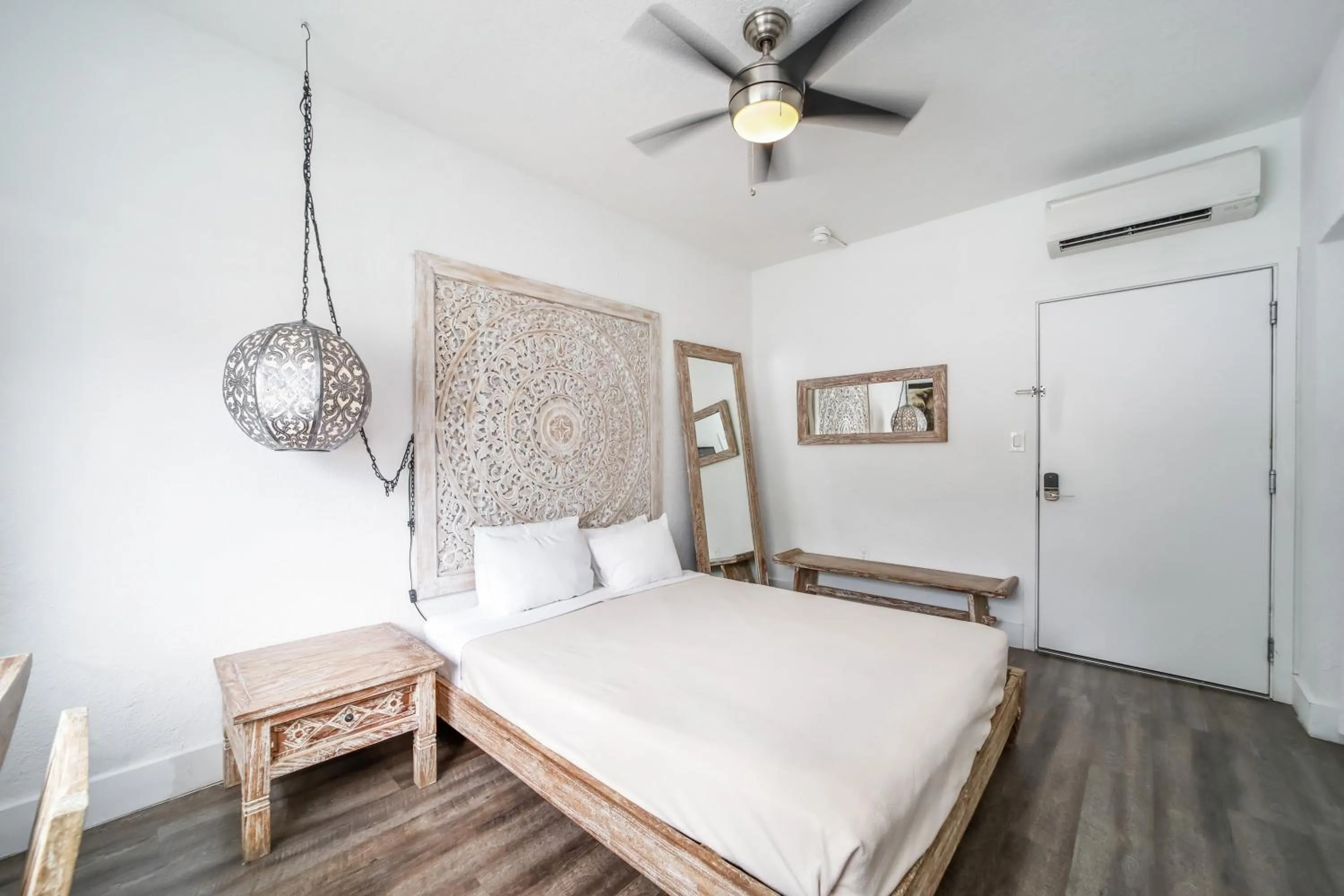 Bed in Treehouse Studio Hotel