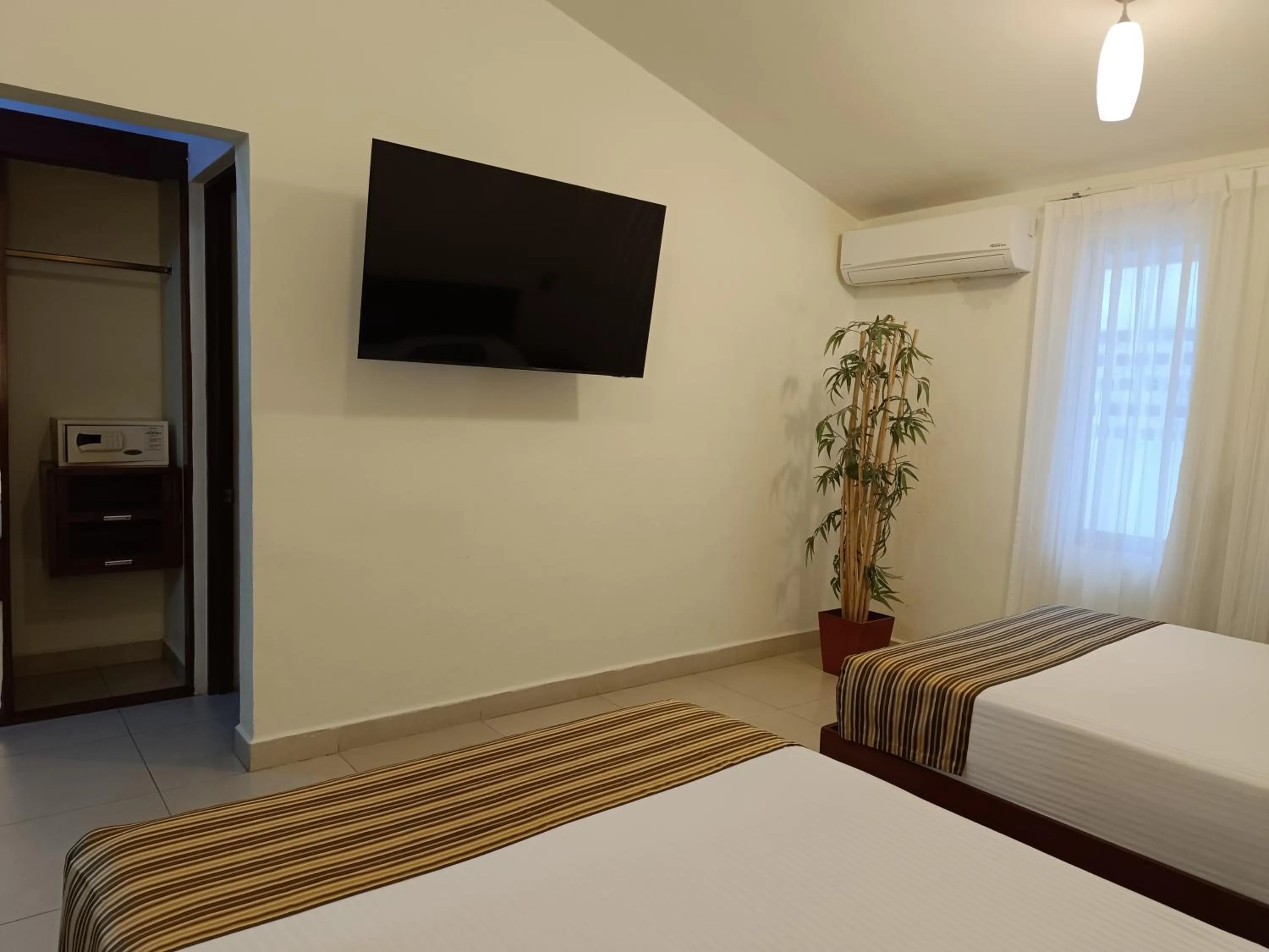 Photo of the whole room, Bed in Grand City Hotel Cancun