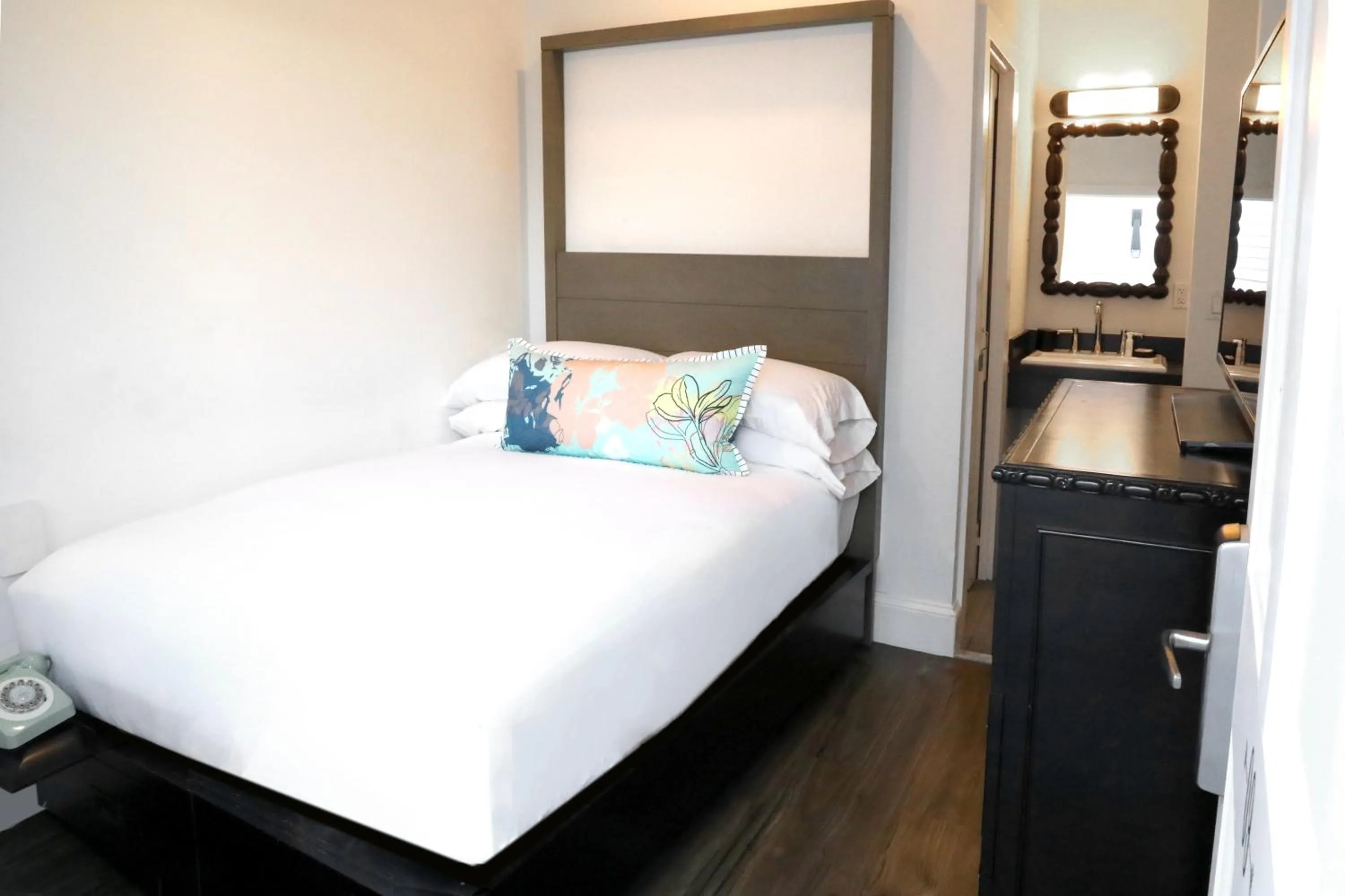 Bed in Fitch Lodge - Key West Historic Inns