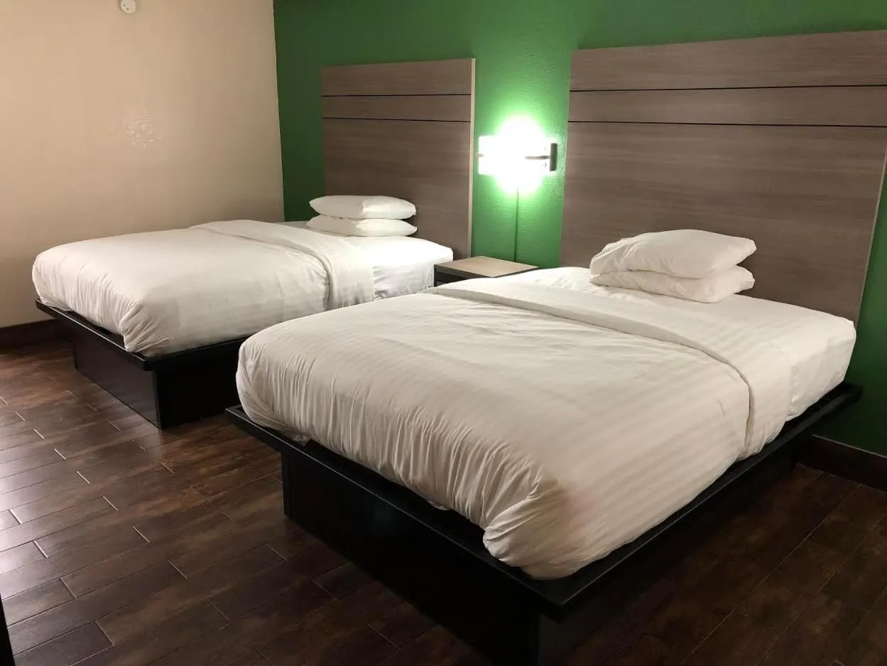 Bed in Travelers Inn and Suites Wharton