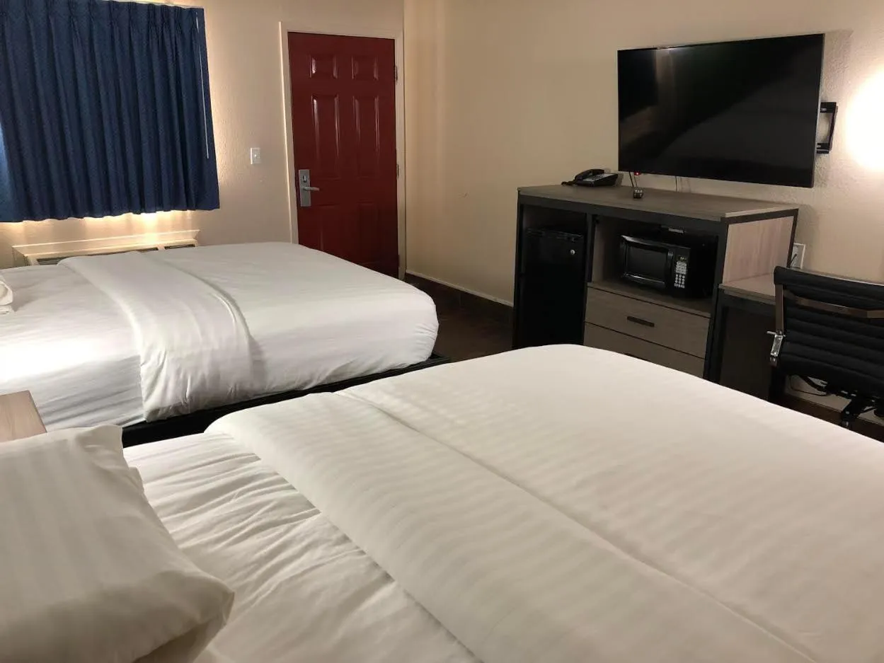Bed in Travelers Inn and Suites Wharton