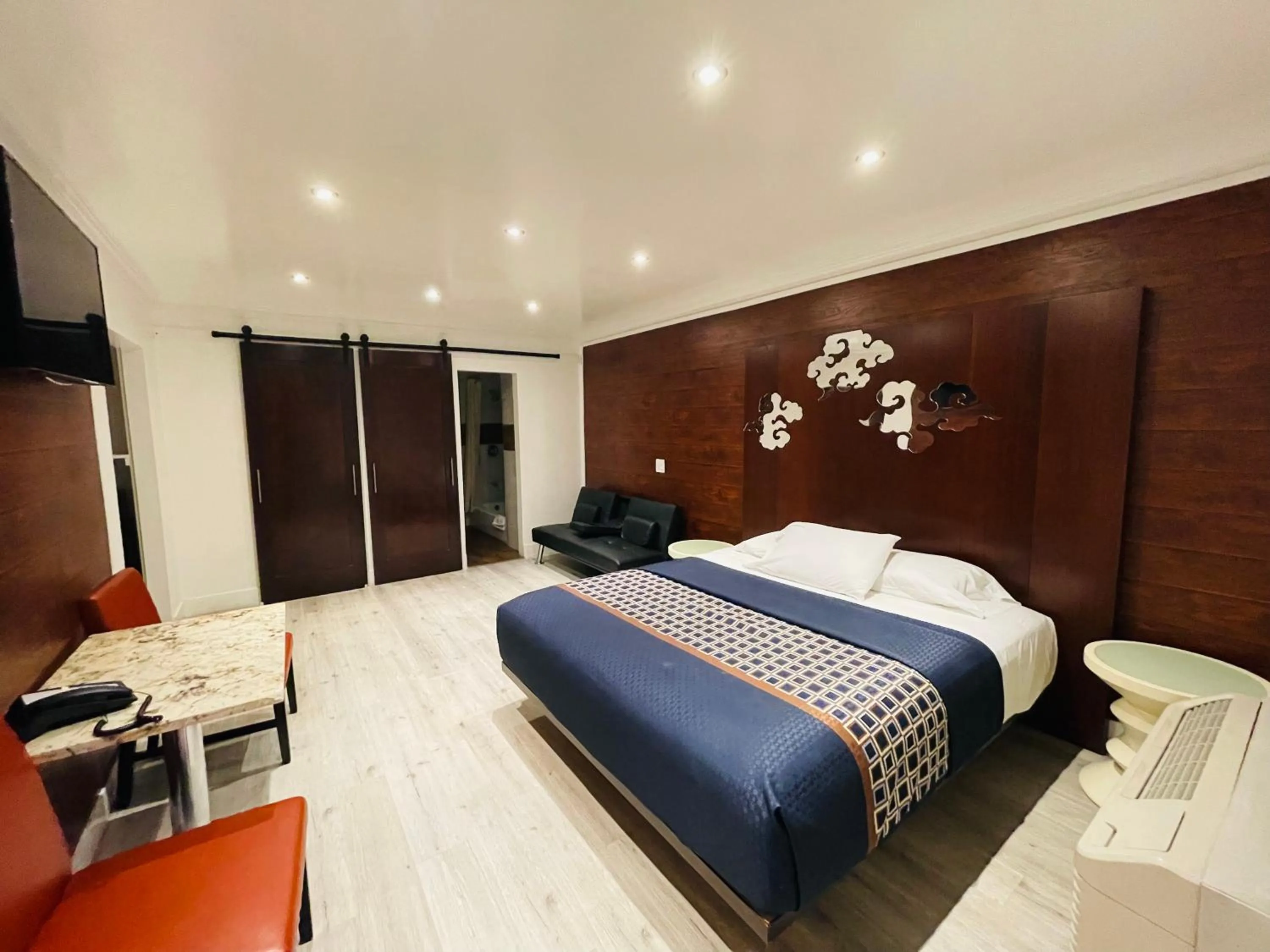 Bed in Casa Blanca Inn - Whittier, Los Angeles