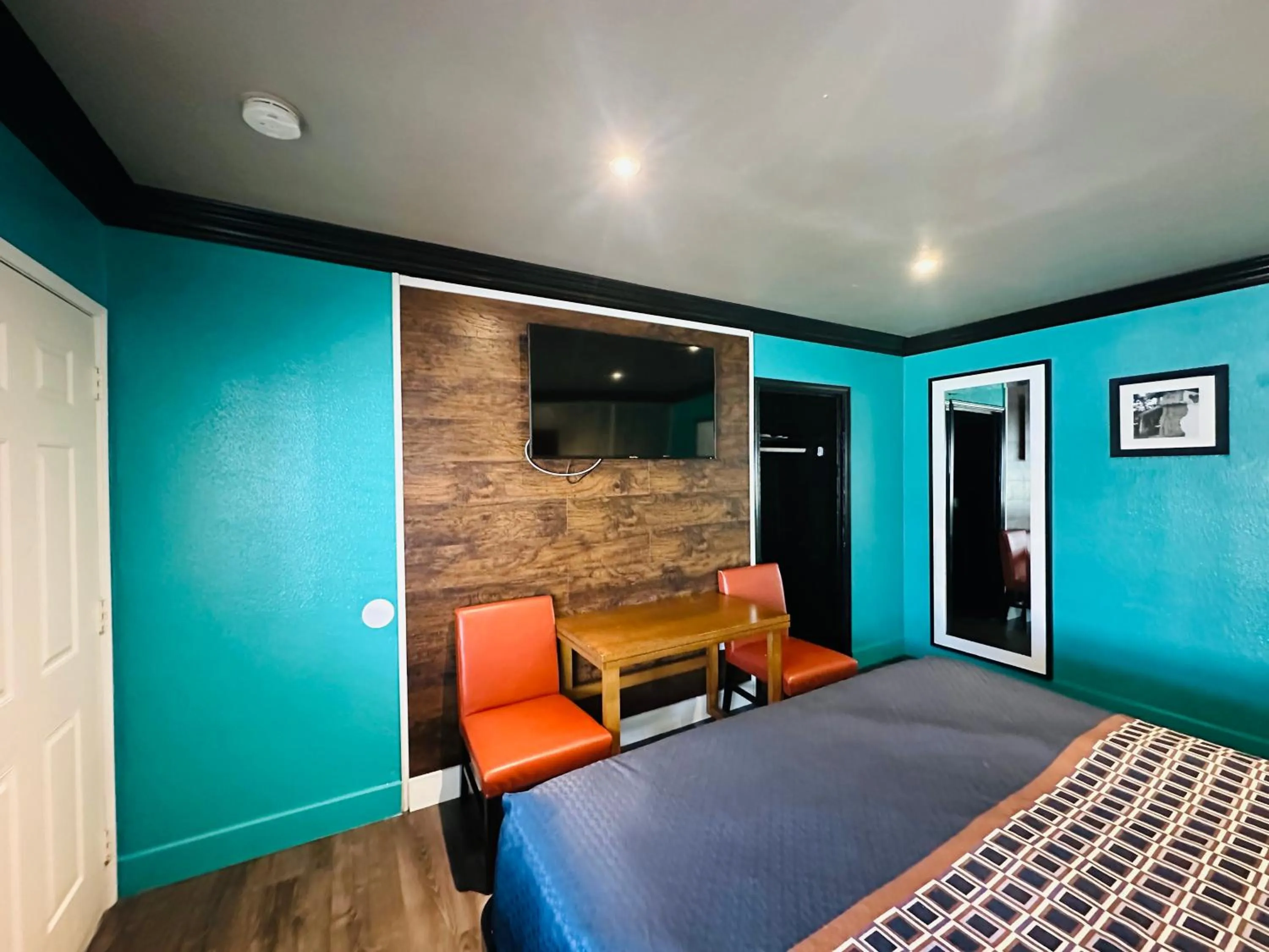 Bed in Casa Blanca Inn - Whittier, Los Angeles