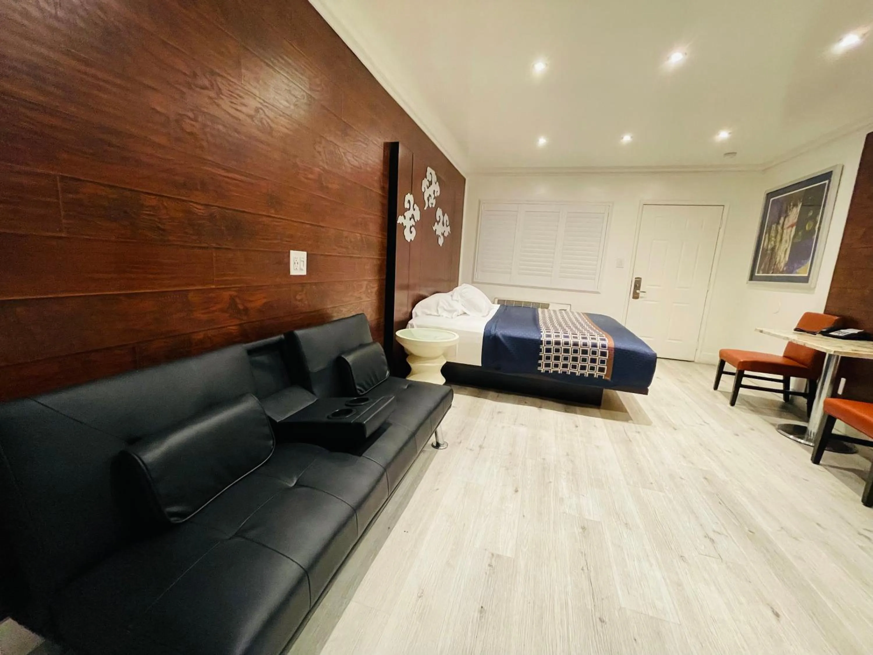 Bed in Casa Blanca Inn - Whittier, Los Angeles