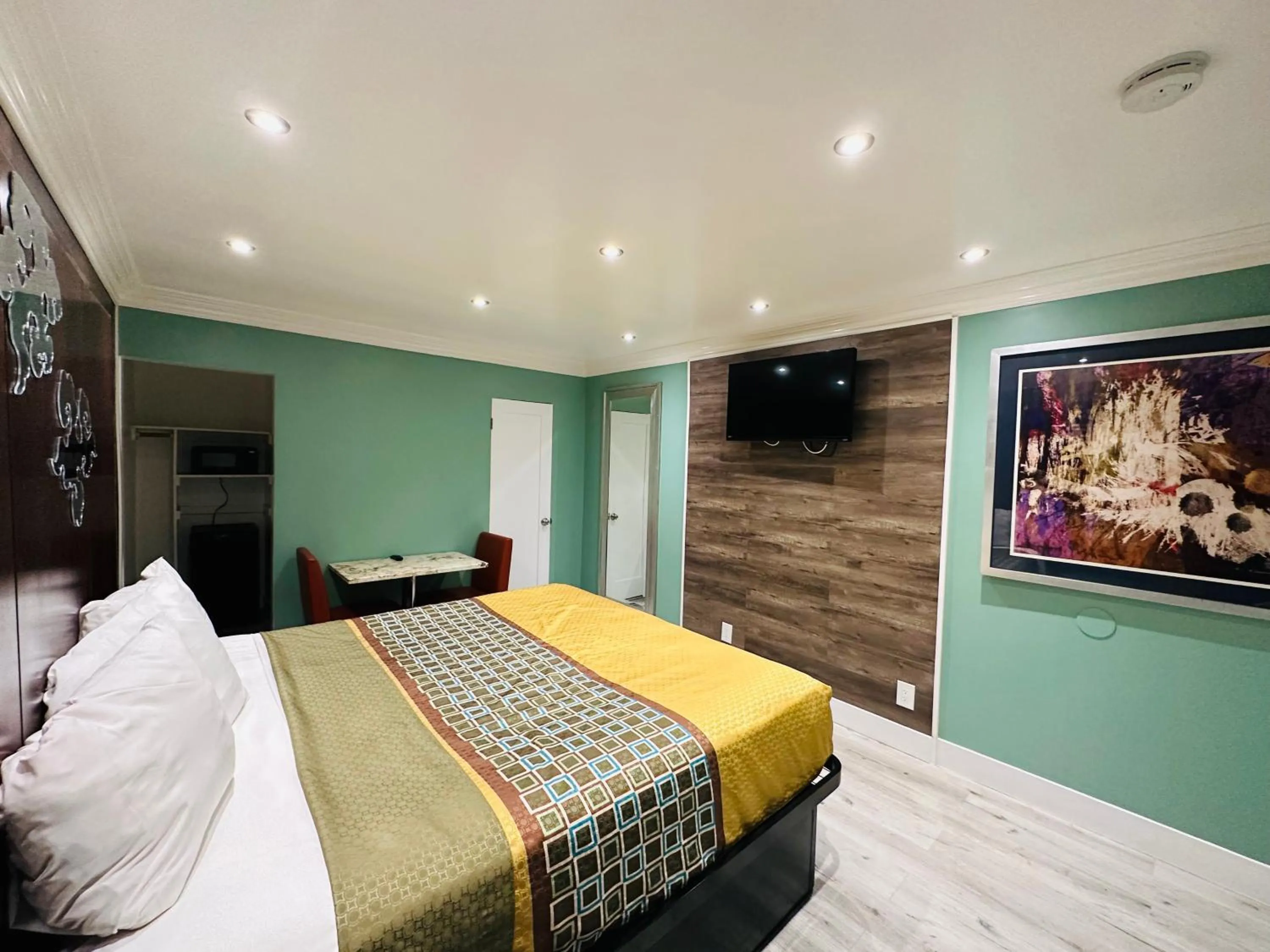 Bed in Casa Blanca Inn - Whittier, Los Angeles