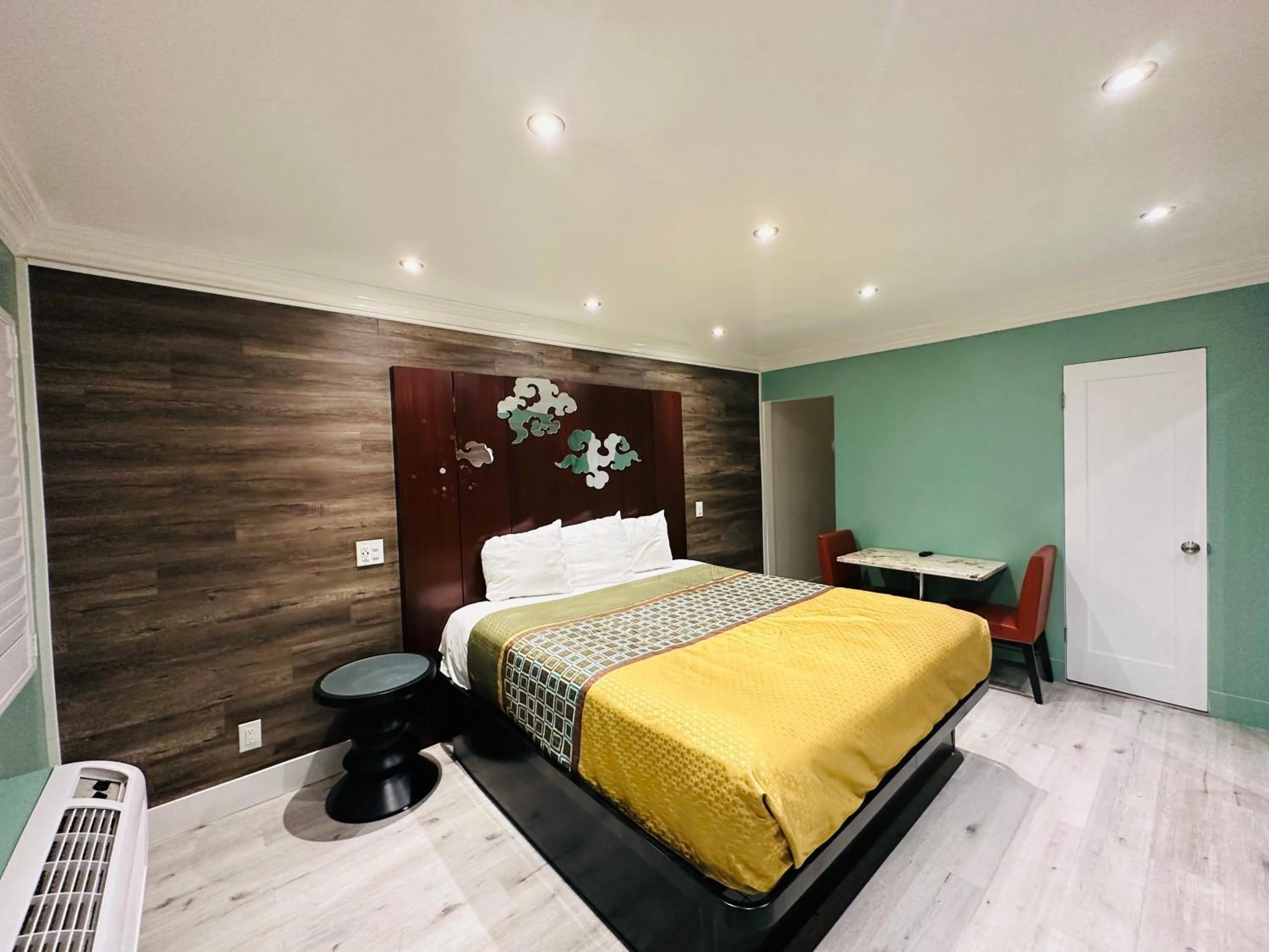 Bed in Casa Blanca Inn - Whittier, Los Angeles