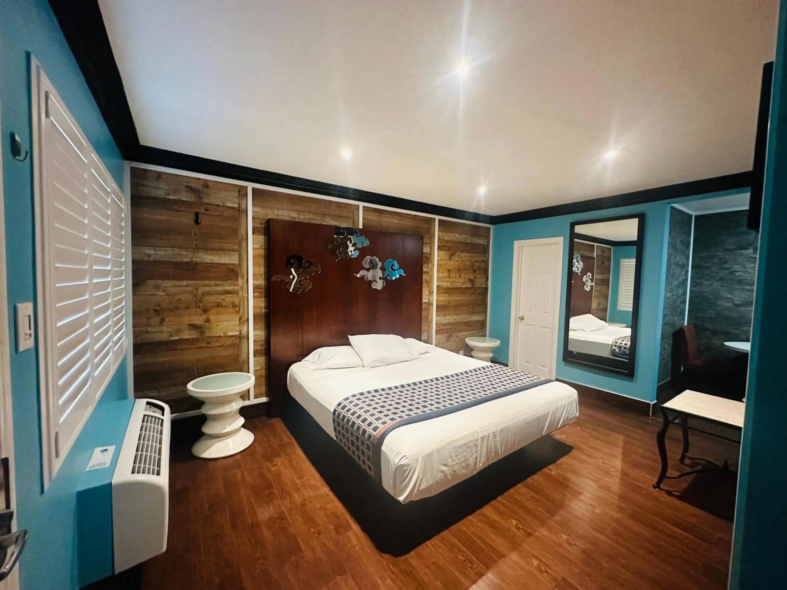 Bed in Casa Blanca Inn - Whittier, Los Angeles