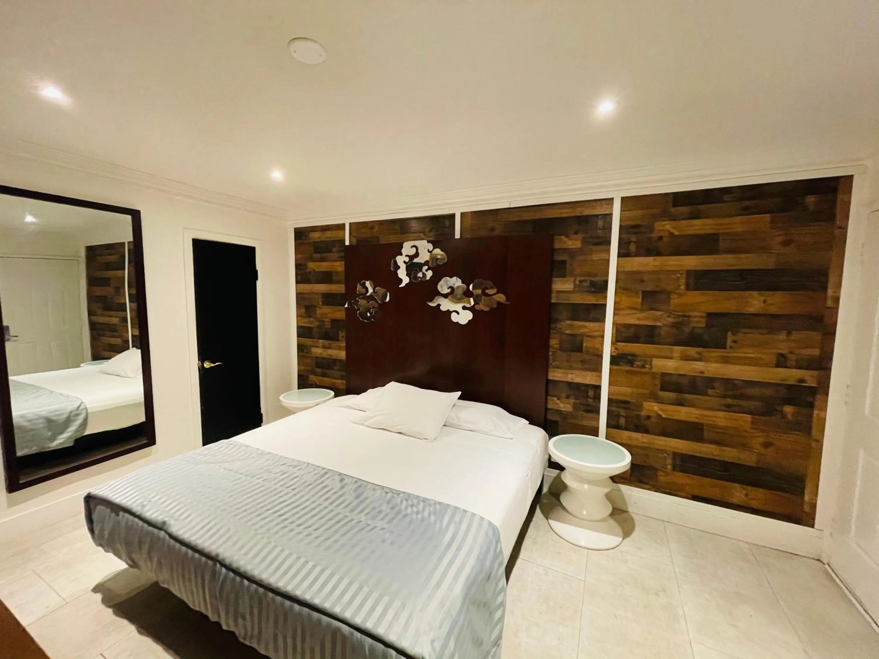 Bed in Casa Blanca Inn - Whittier, Los Angeles