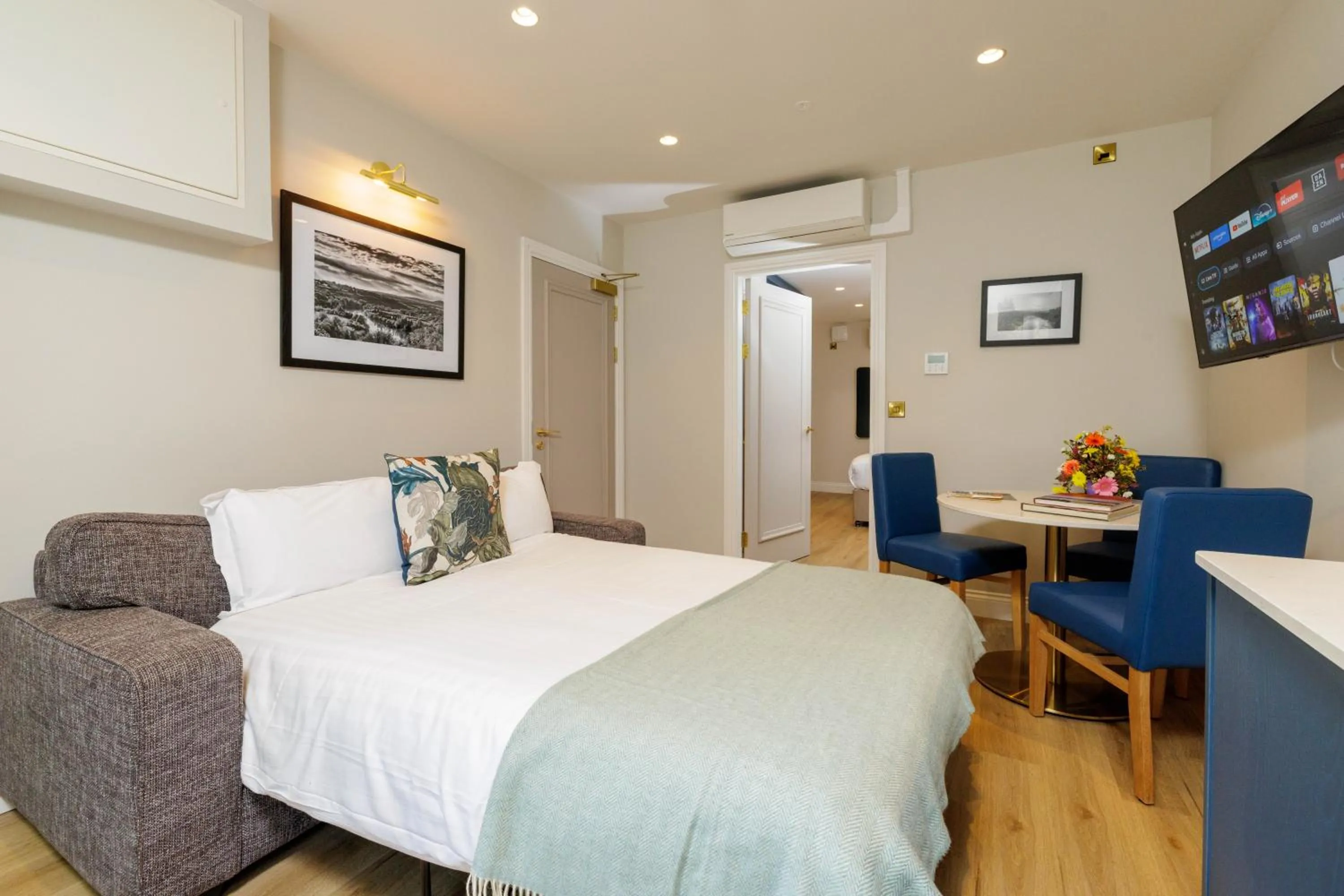 Living room, Bed in Club House Hotel Kilkenny