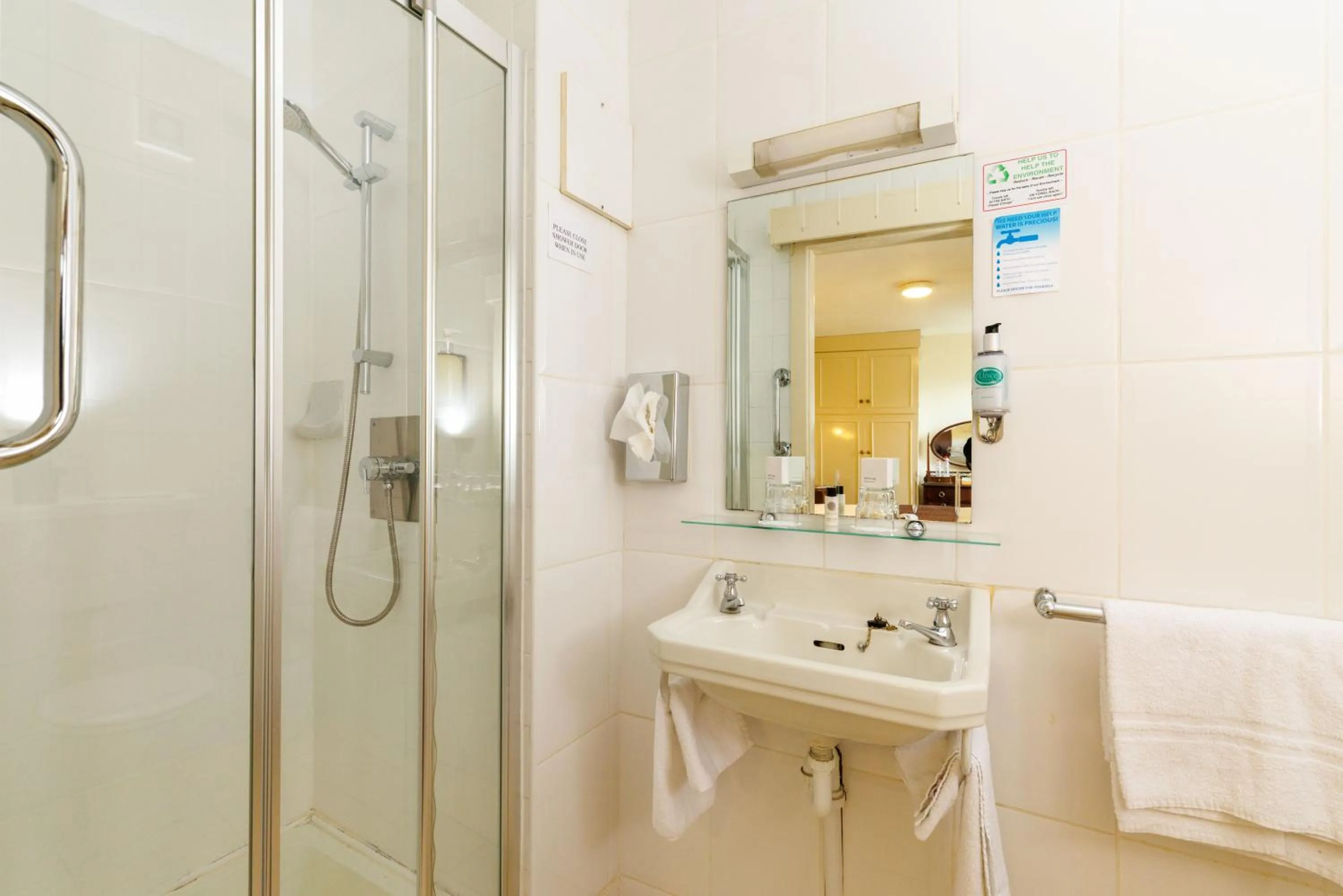 Bathroom in Club House Hotel Kilkenny