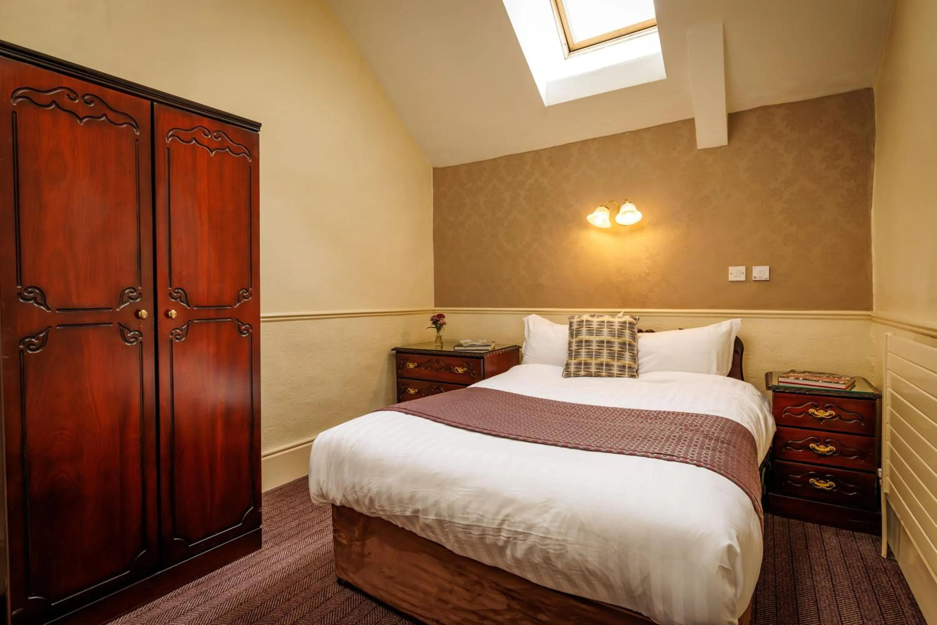 Bedroom, Bed in Club House Hotel Kilkenny