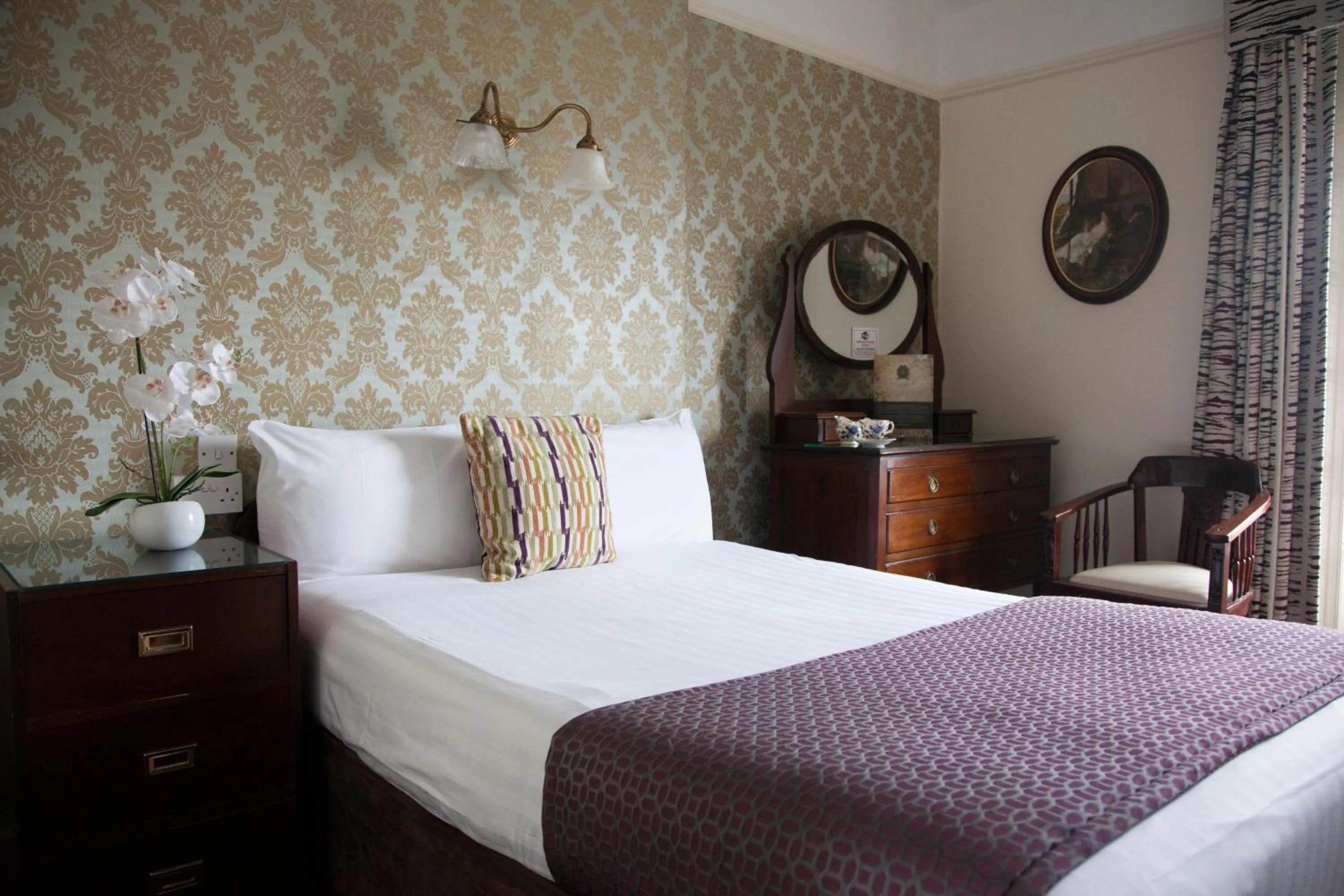 Bedroom, Bed in Club House Hotel Kilkenny