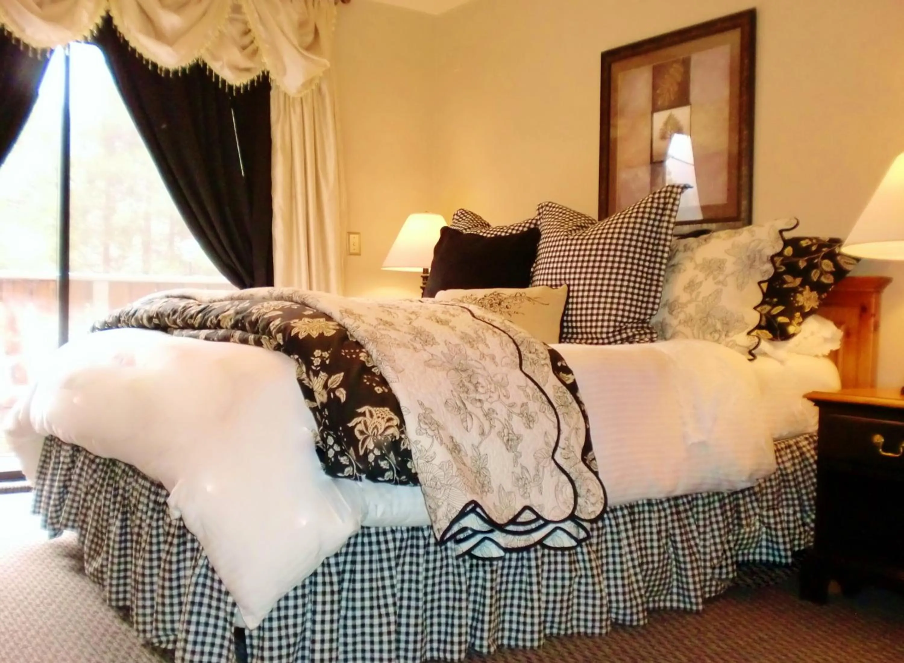 Bed in The North Shore Inn