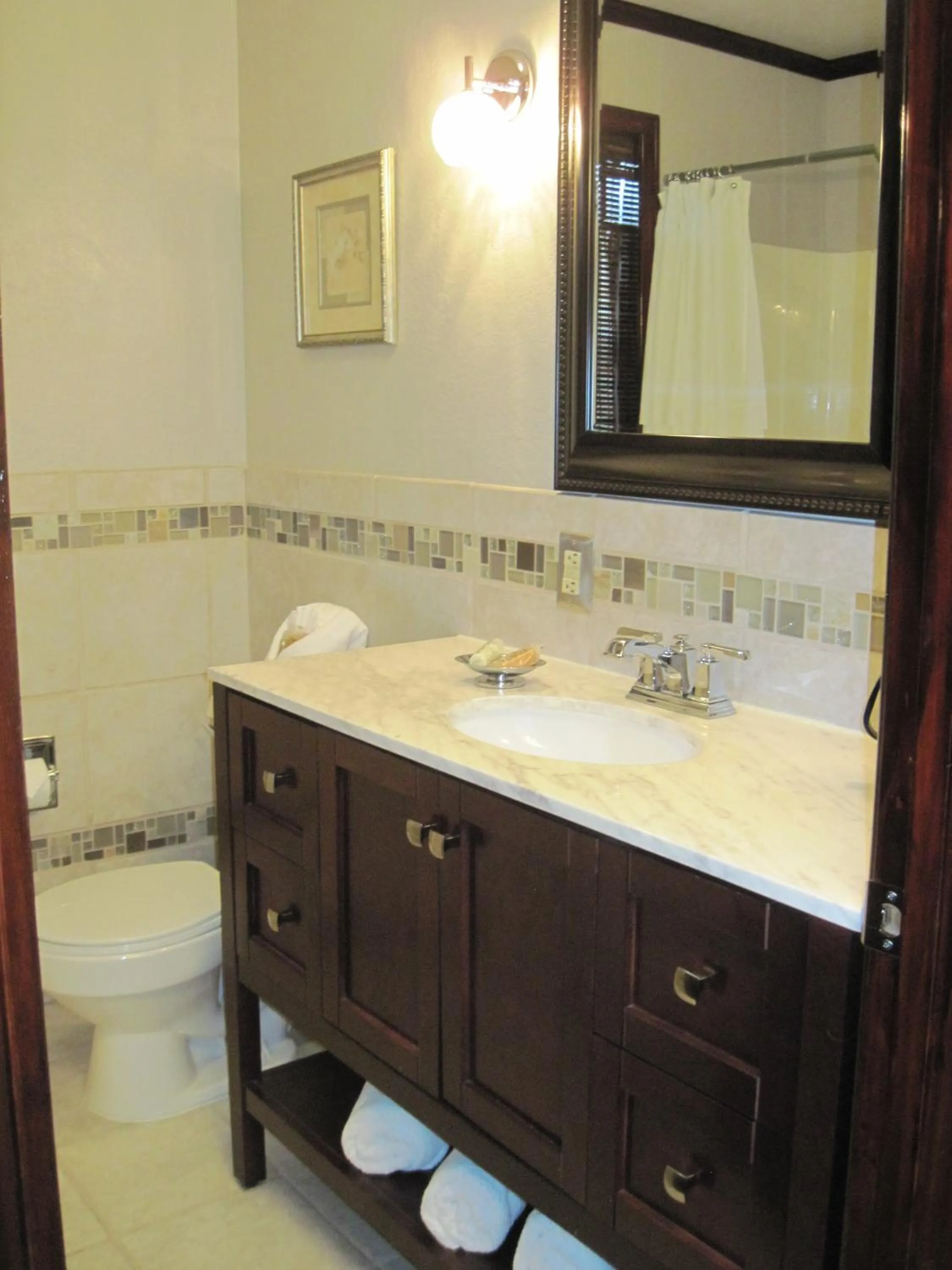 Toilet in The North Shore Inn