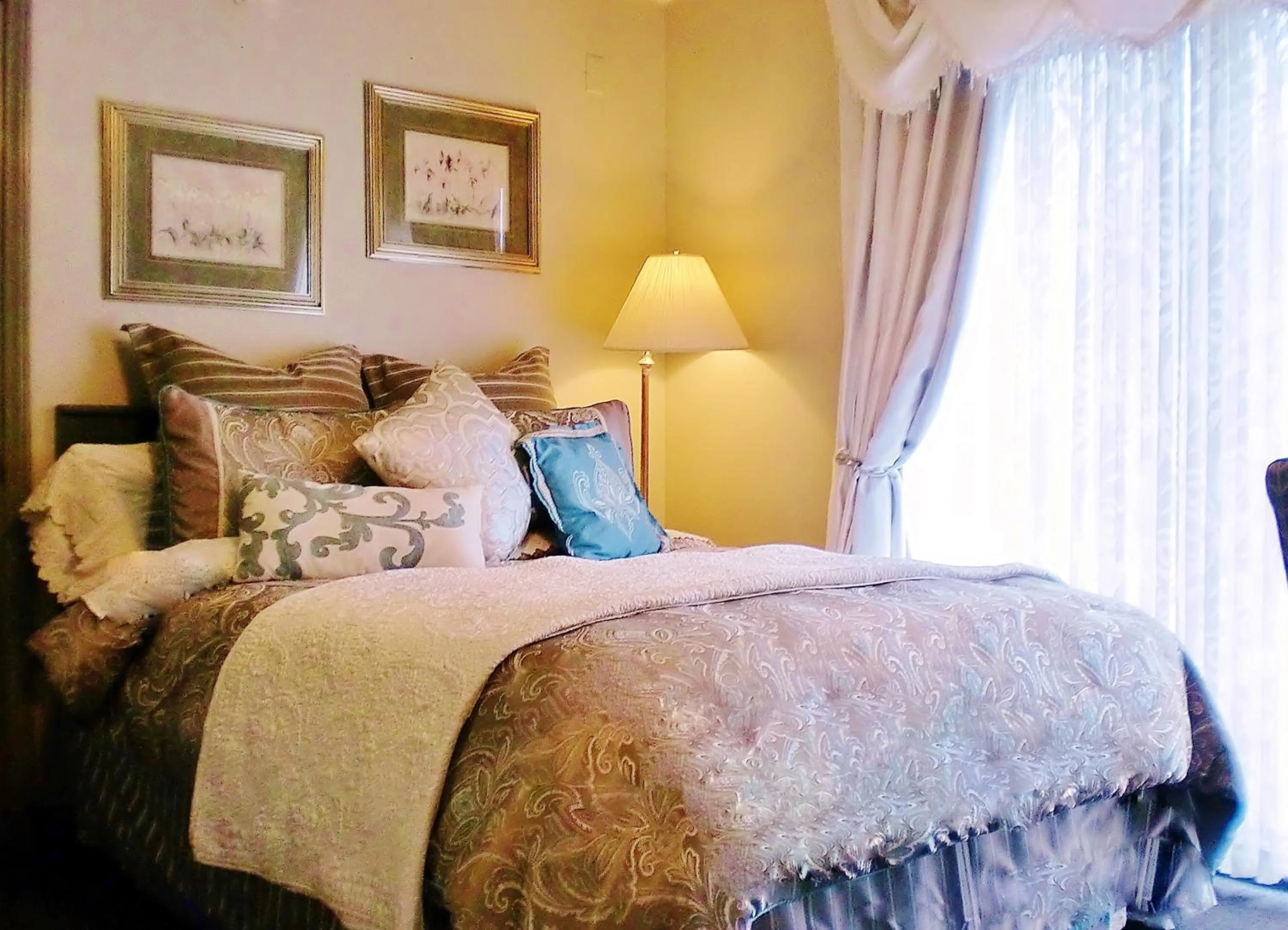 Bed in The North Shore Inn