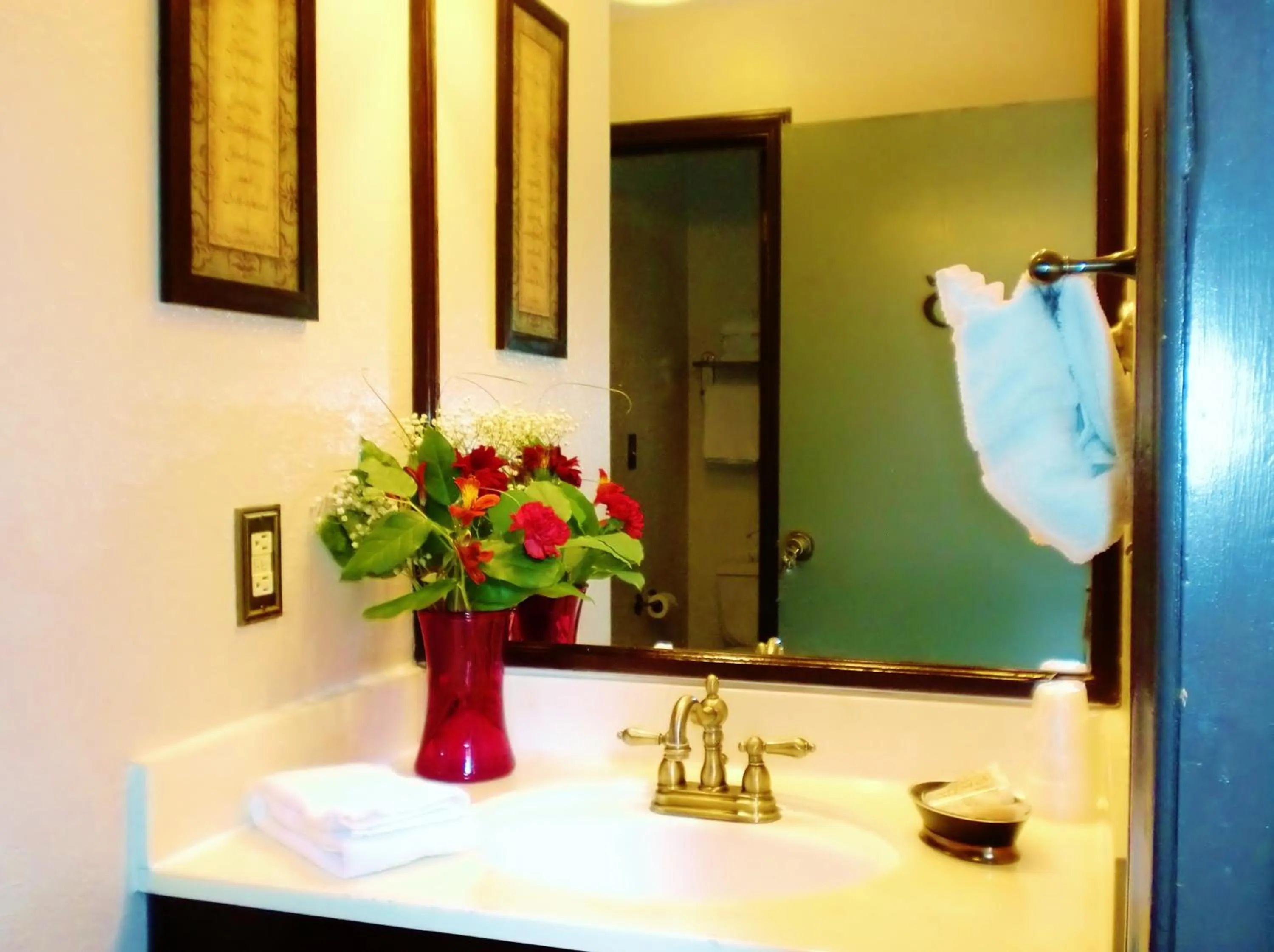 Bathroom in The North Shore Inn