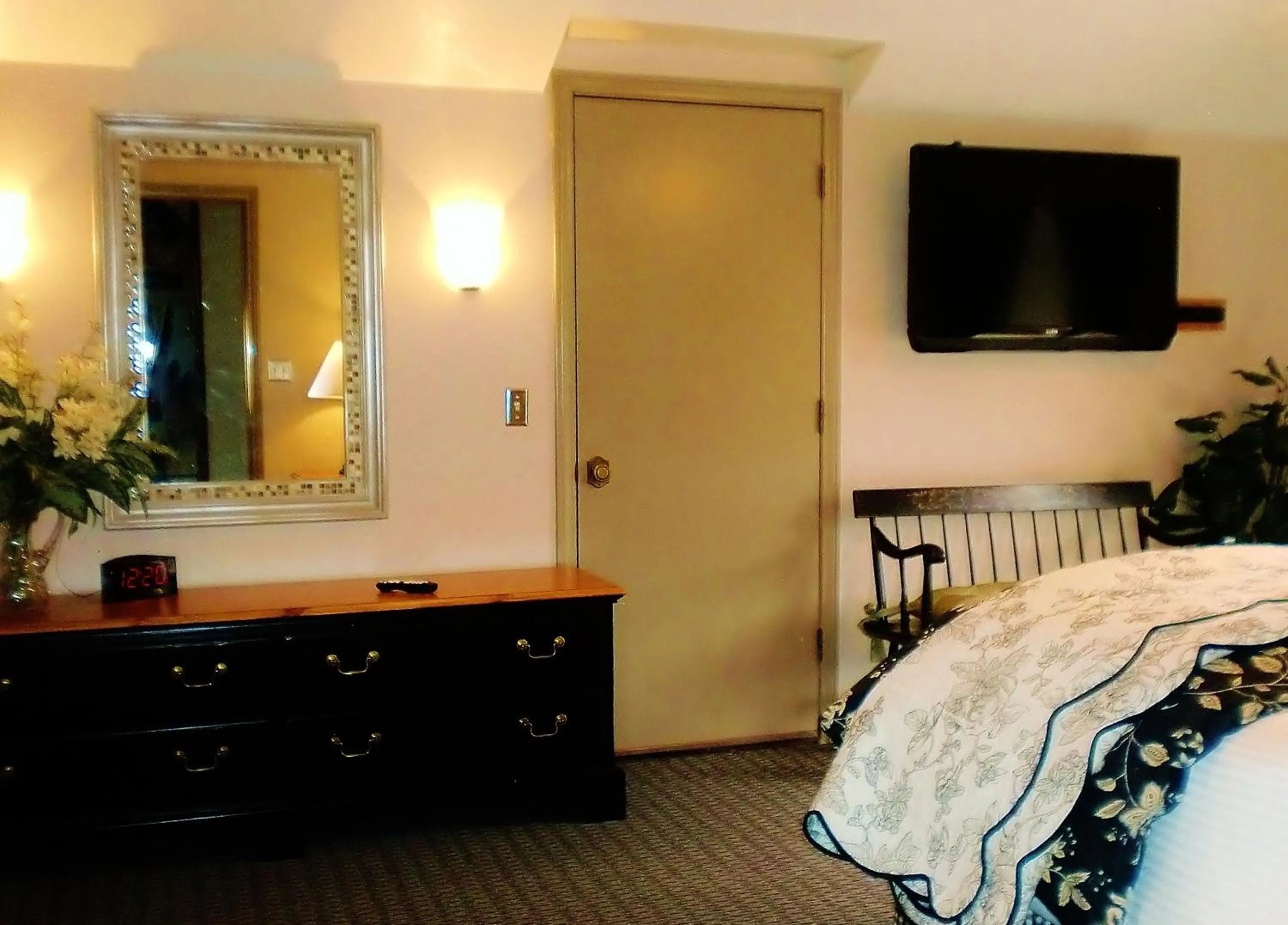 Decorative detail, Bed in The North Shore Inn