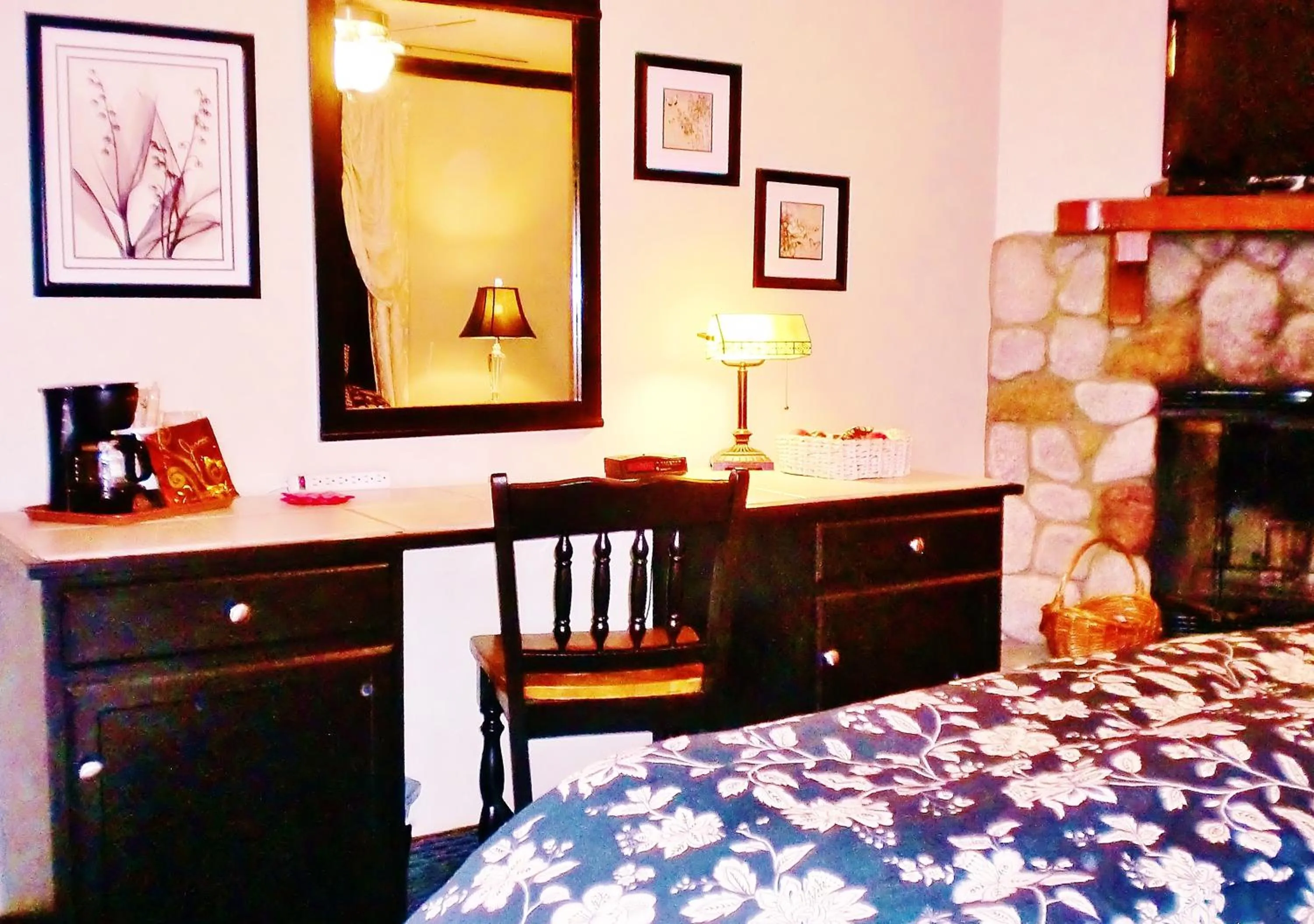 Coffee/tea facilities, Bed in The North Shore Inn