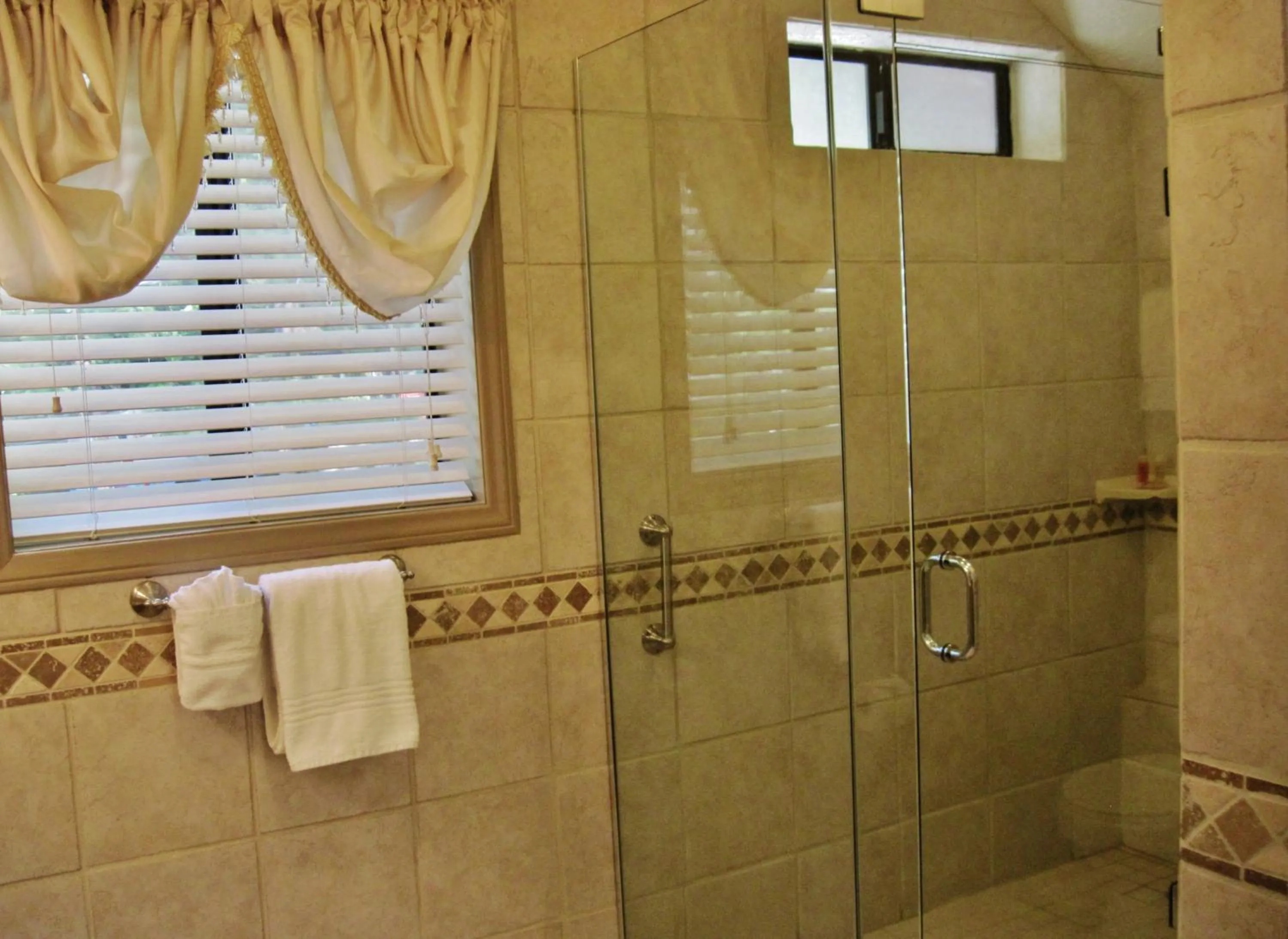 Shower in The North Shore Inn