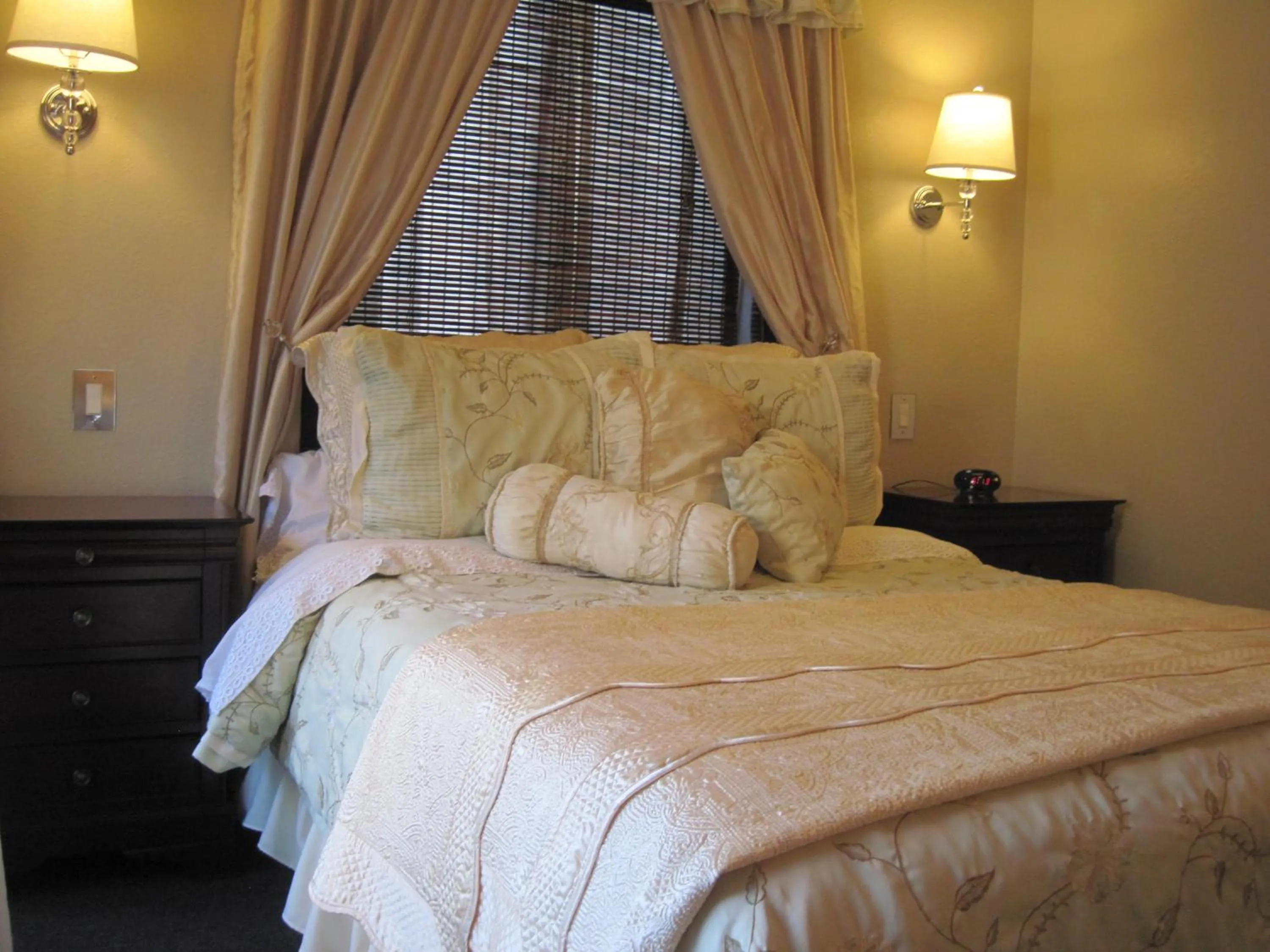 Bed in The North Shore Inn