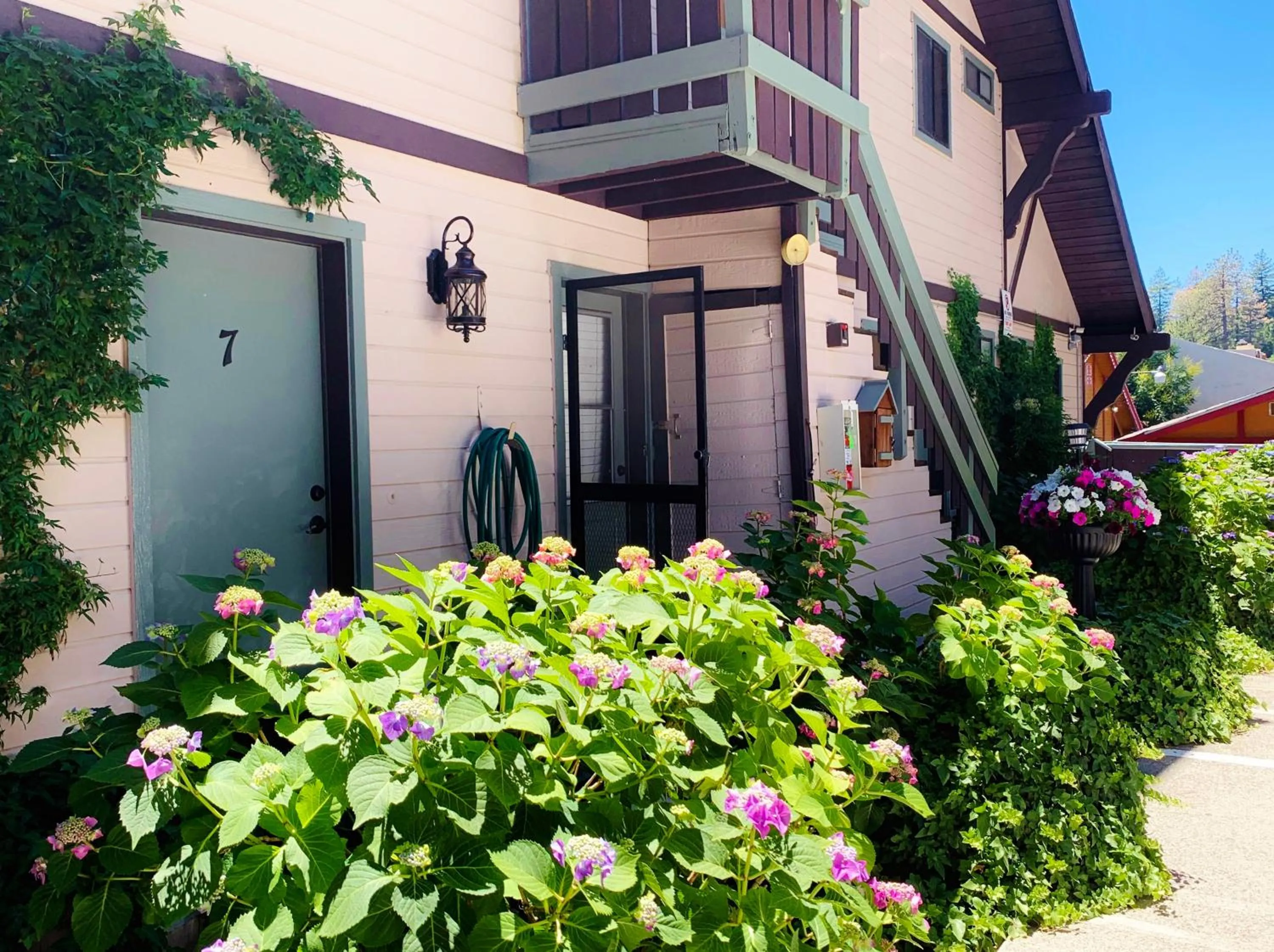 Facade/entrance in The North Shore Inn