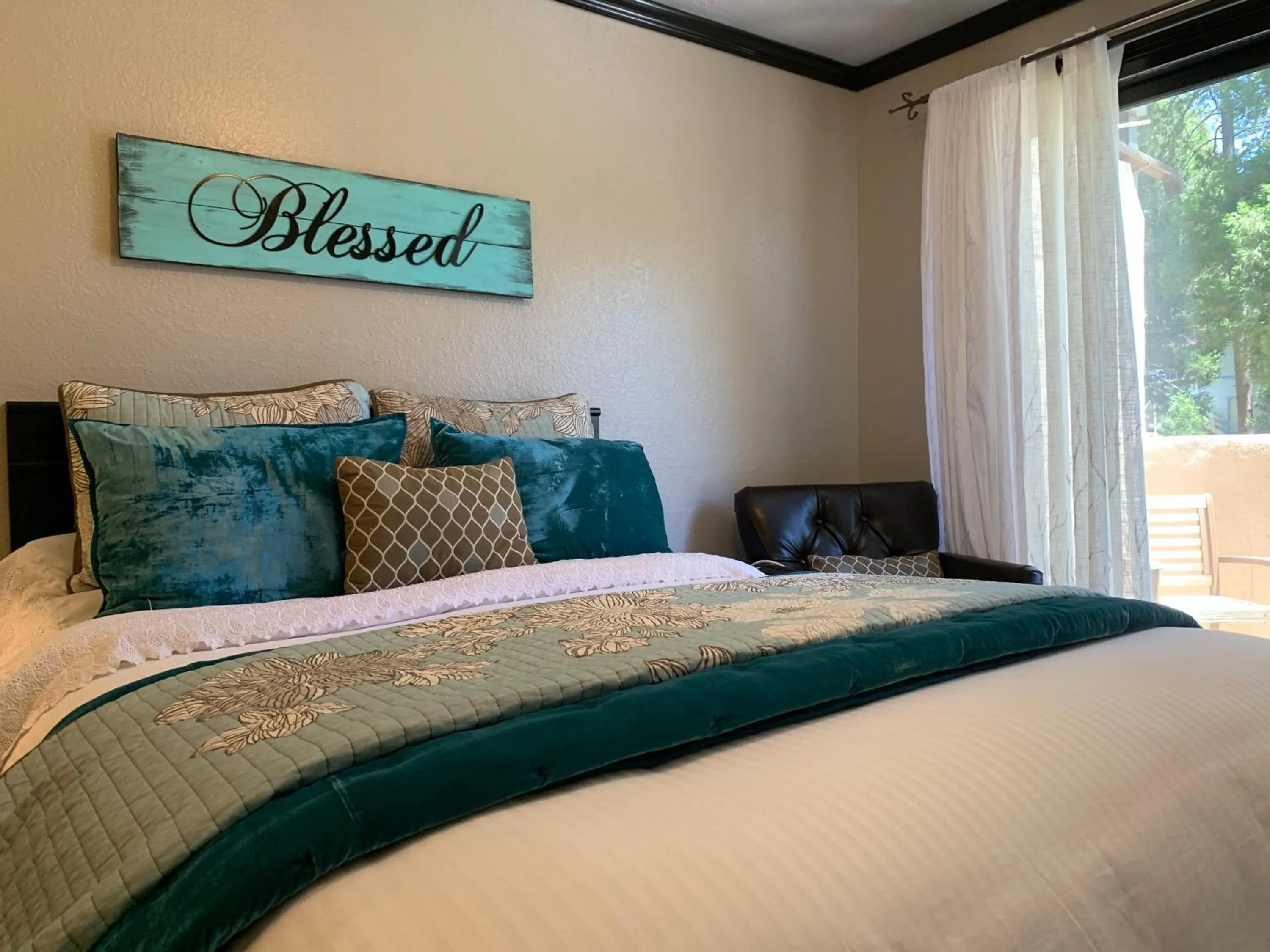 Bed in The North Shore Inn