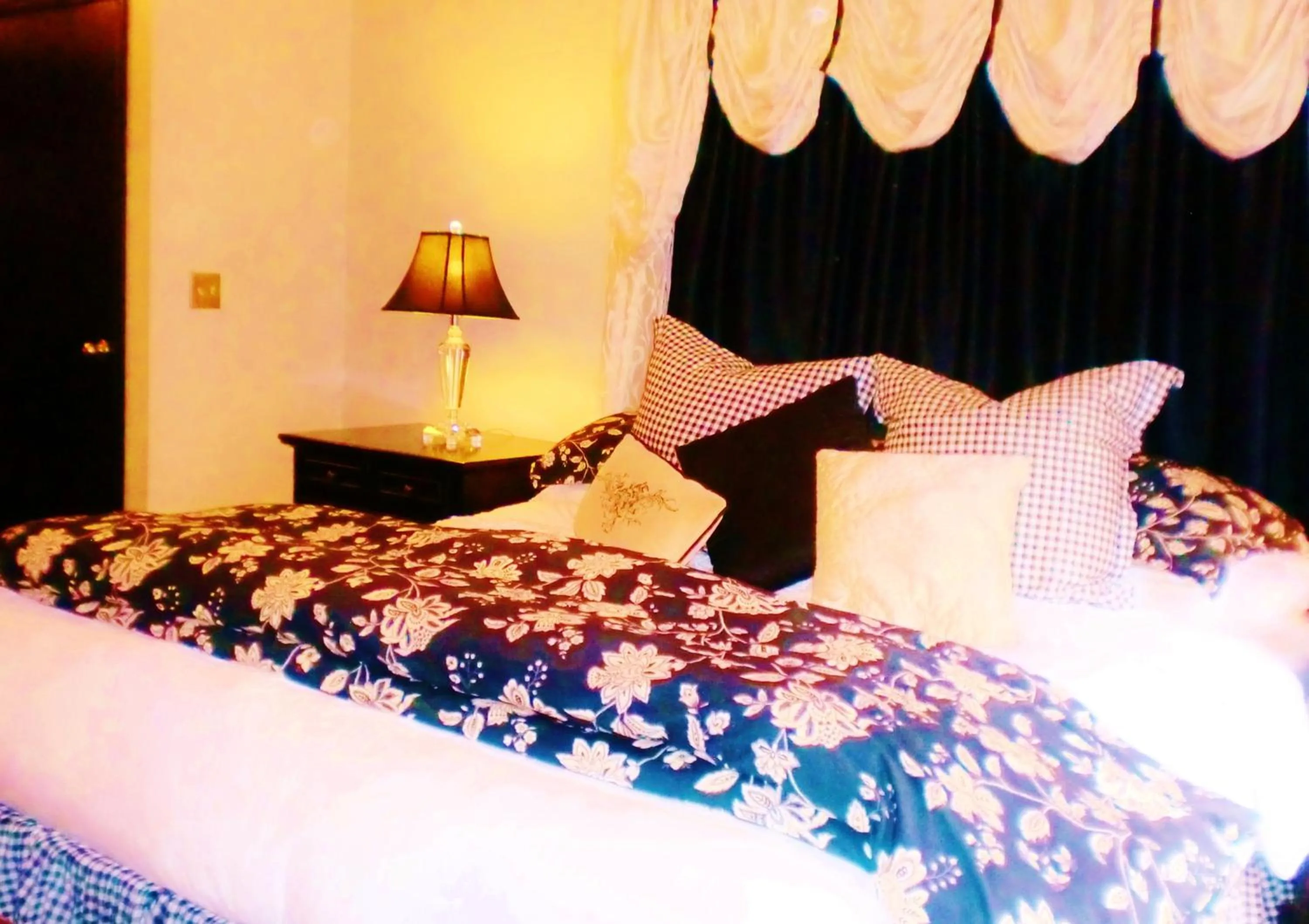 Bed in The North Shore Inn