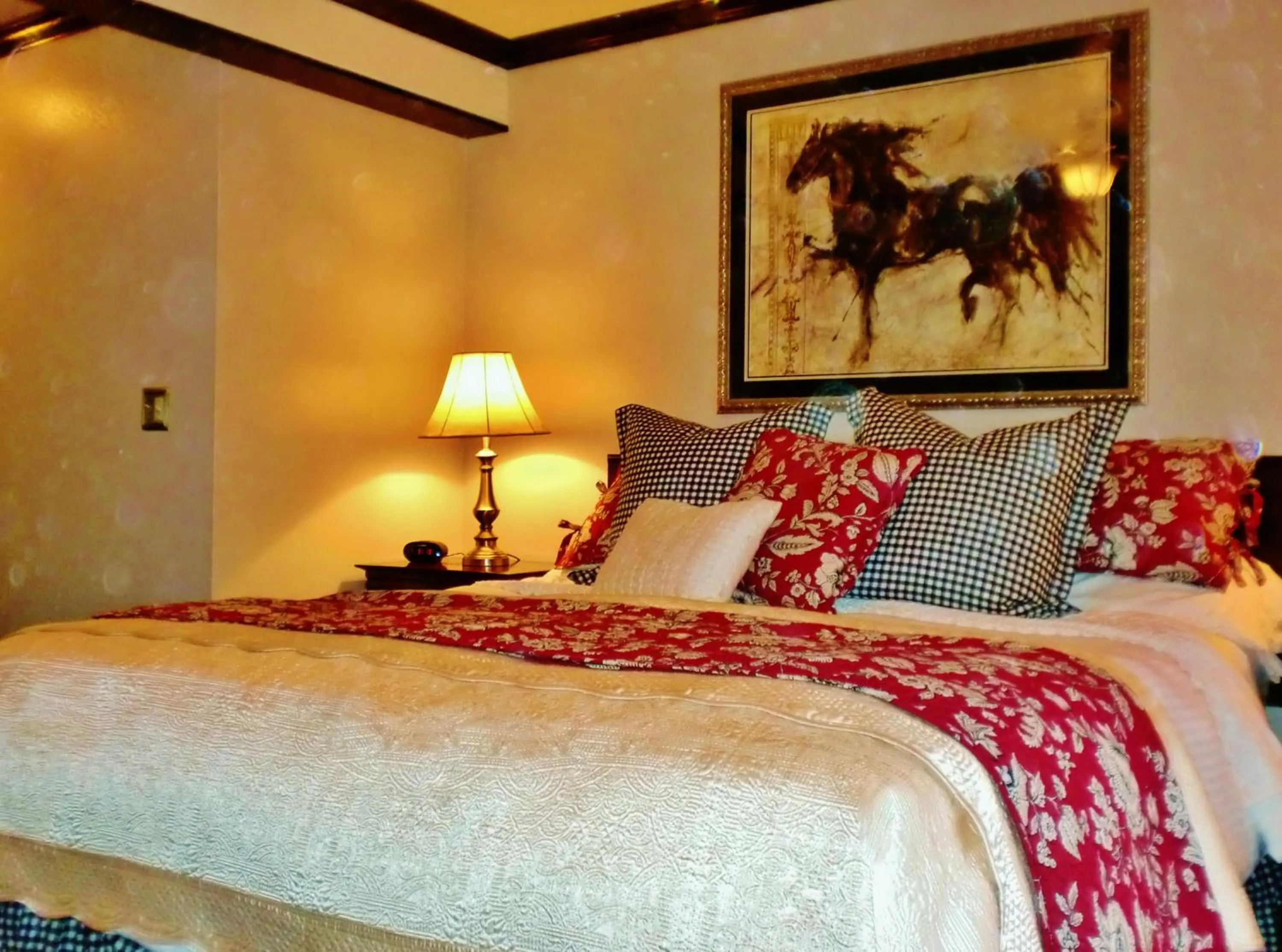 Bed in The North Shore Inn