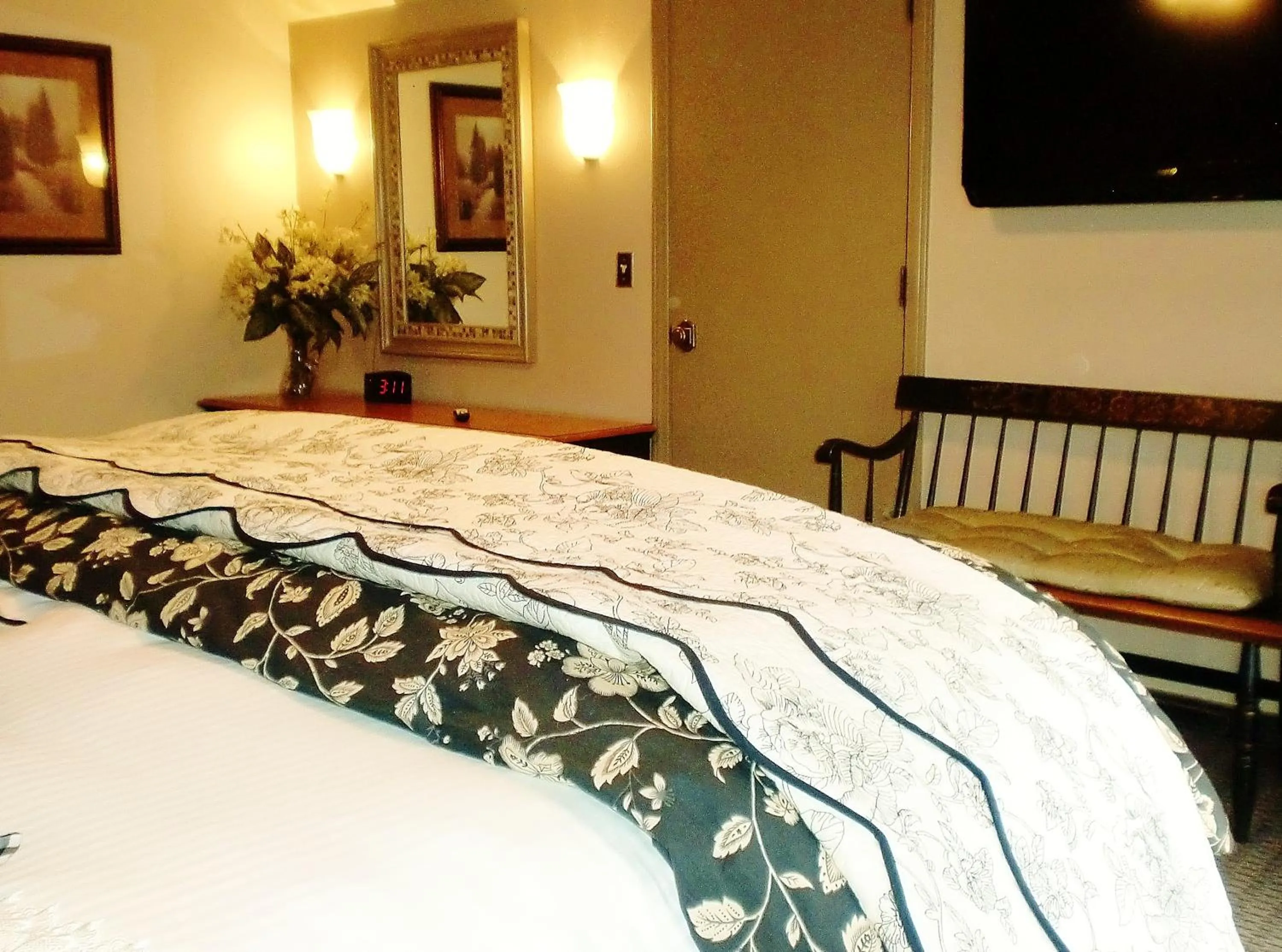 Decorative detail, Bed in The North Shore Inn