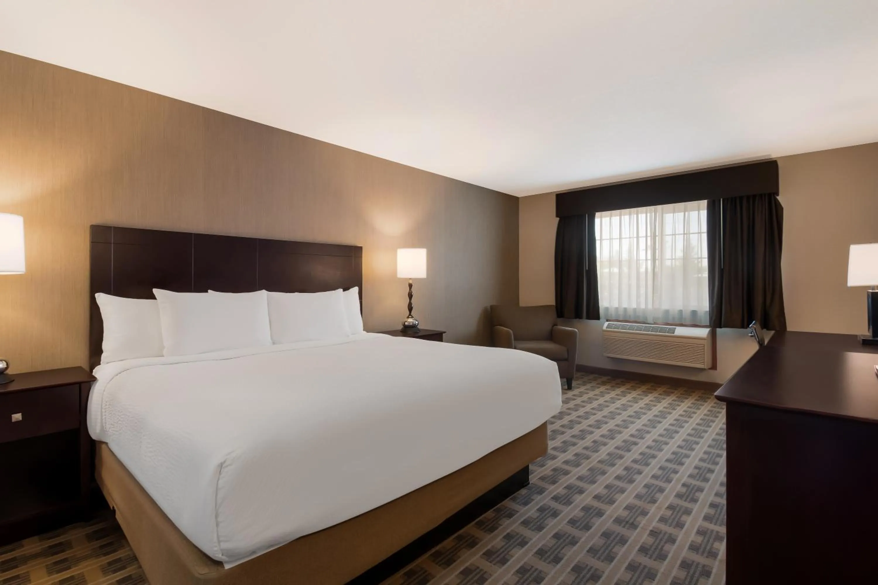 Bedroom, Bed in Best Western University Inn and Suites