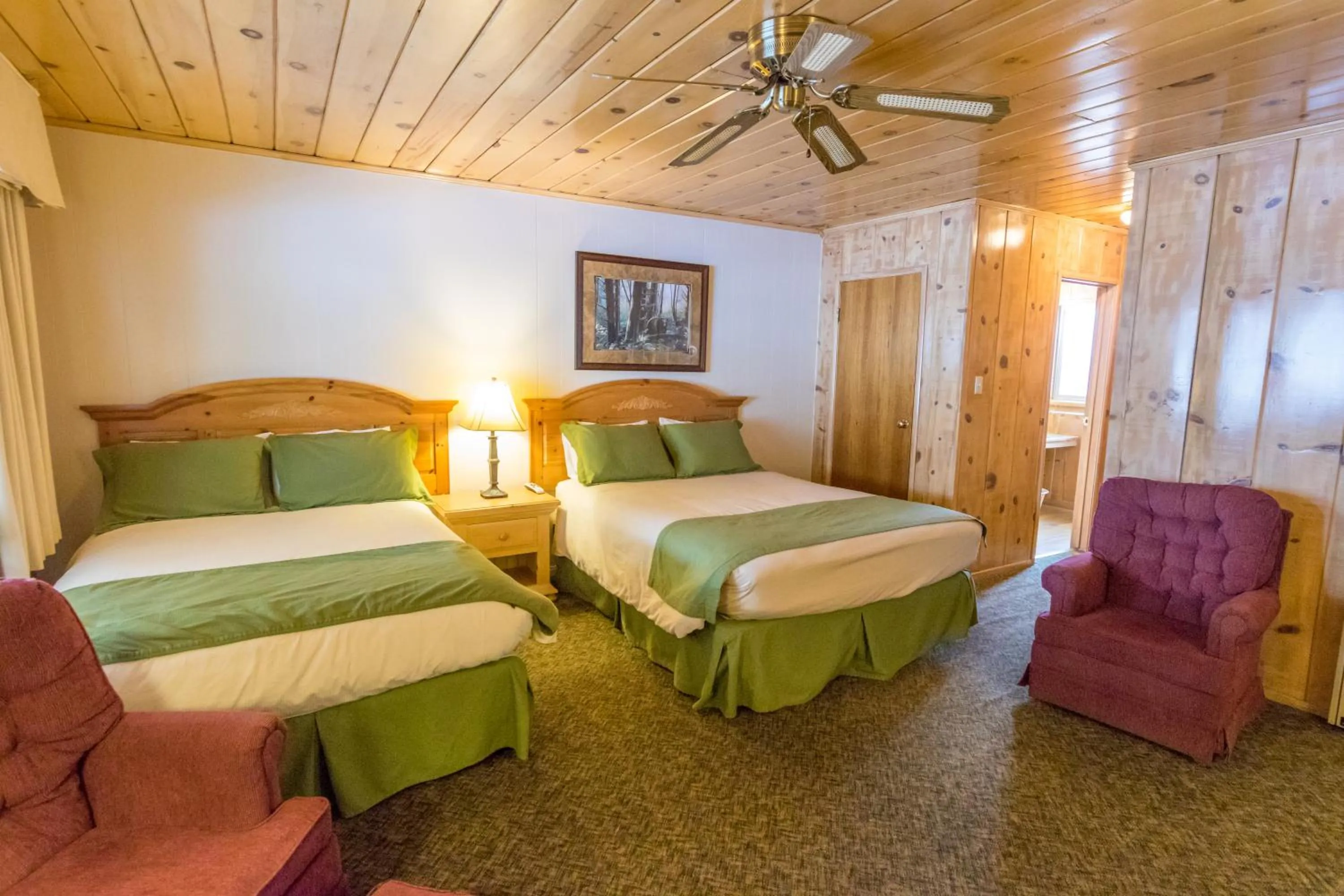 Photo of the whole room, Bed in June Lake Motel