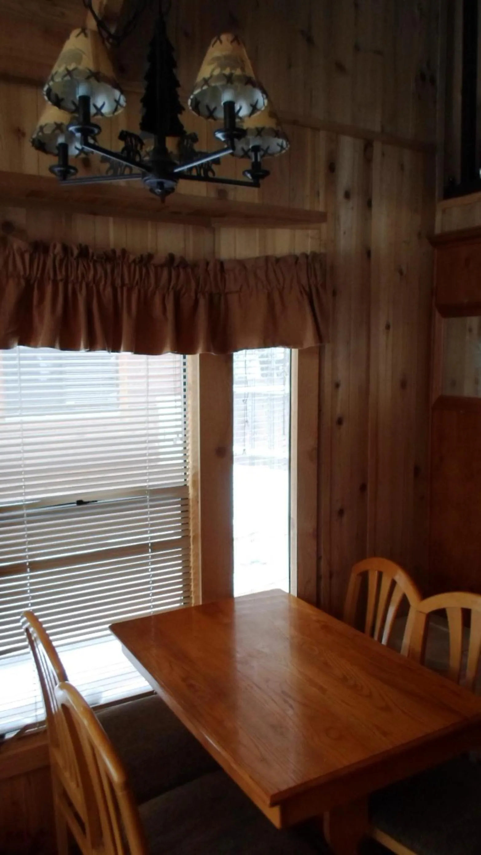 Dining area in Cedar Pines Resort