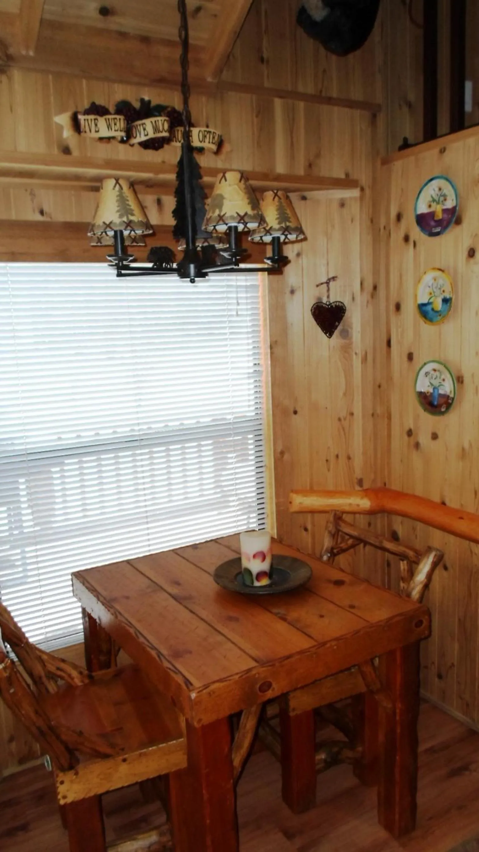 Dining area in Cedar Pines Resort