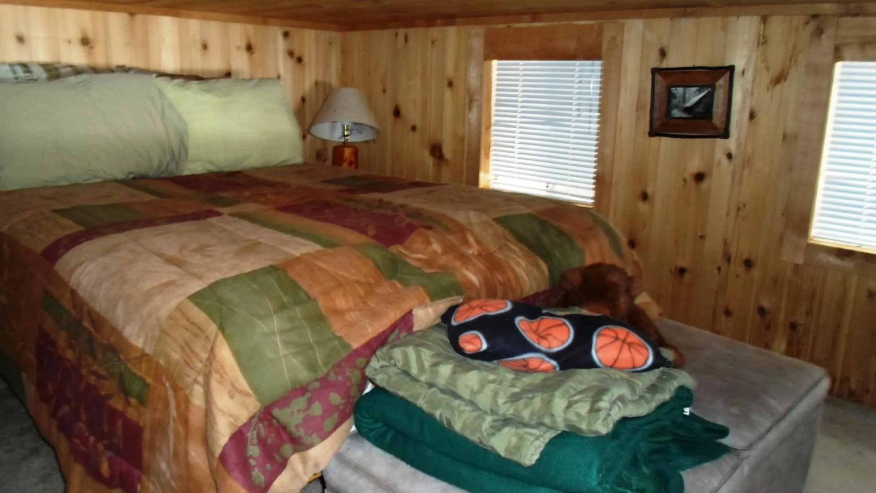 Bedroom, Bed in Cedar Pines Resort