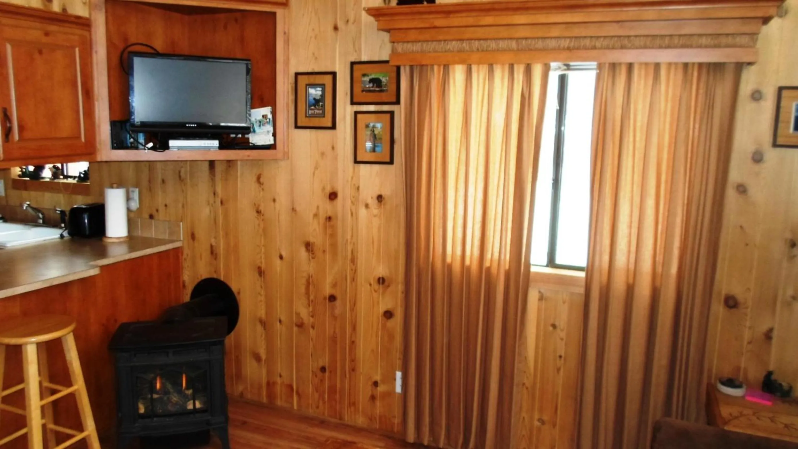 TV and multimedia in Cedar Pines Resort