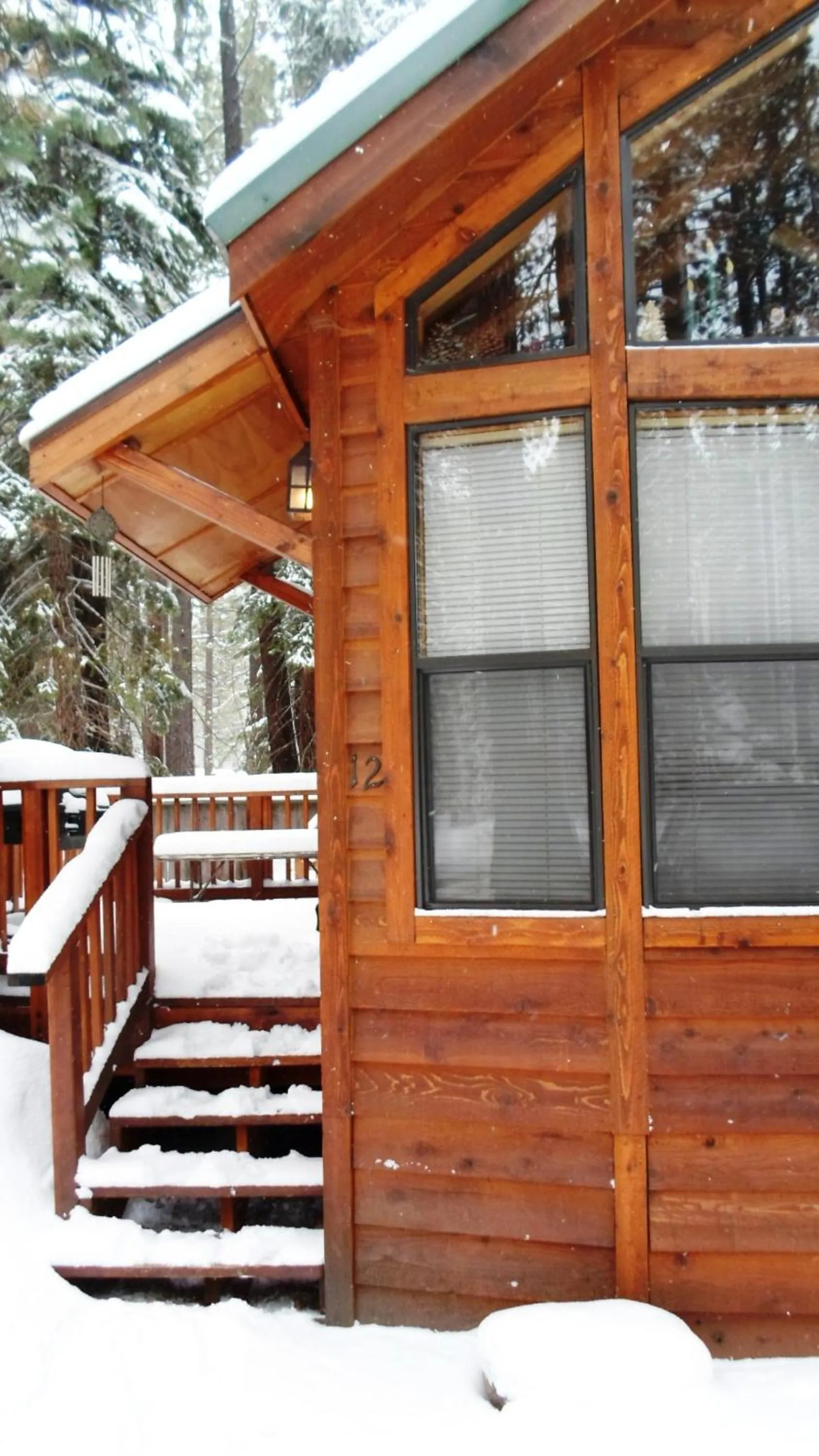 Facade/entrance in Cedar Pines Resort