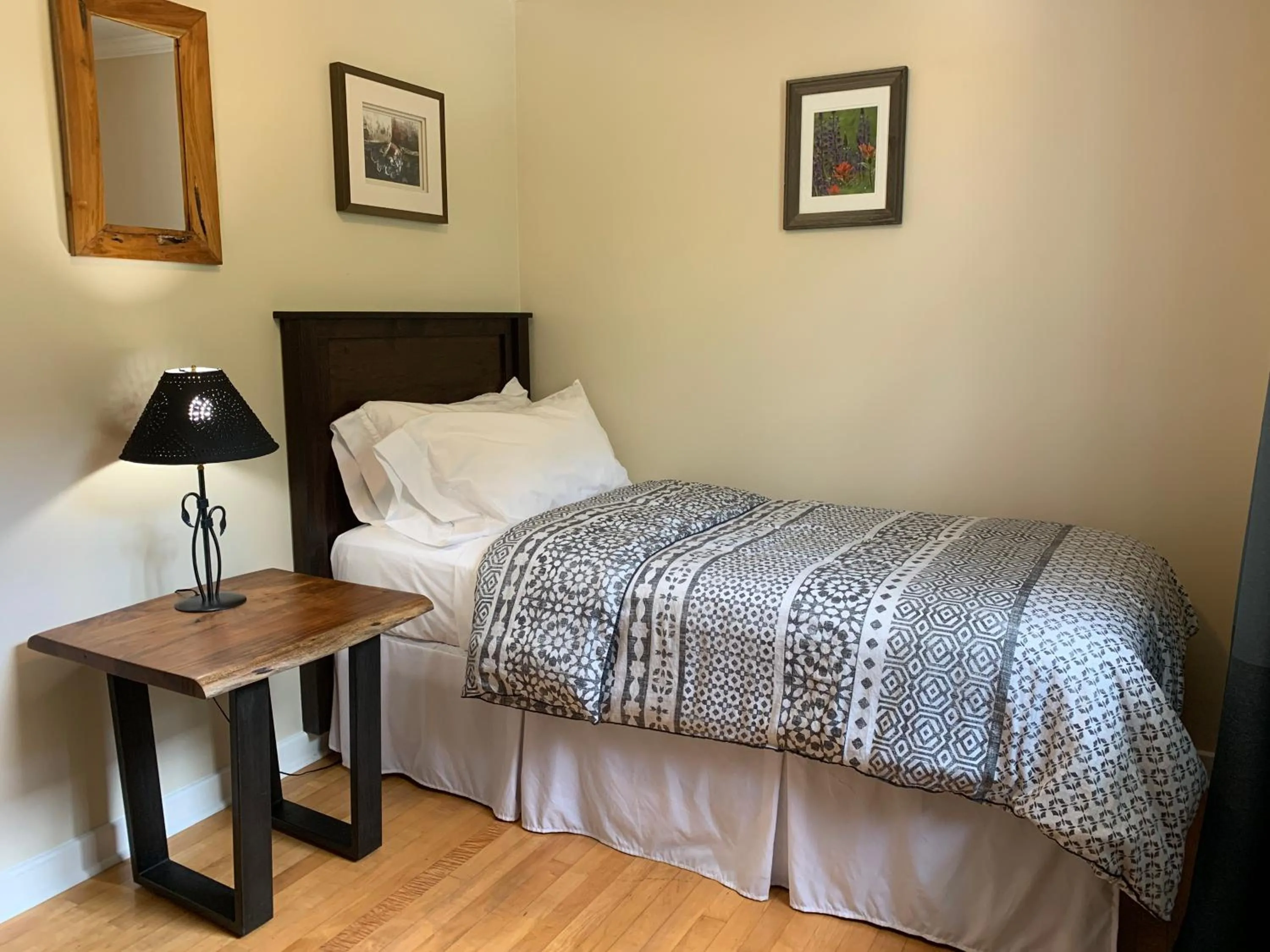 Bed in Canadian Rockies Inn - Adults only