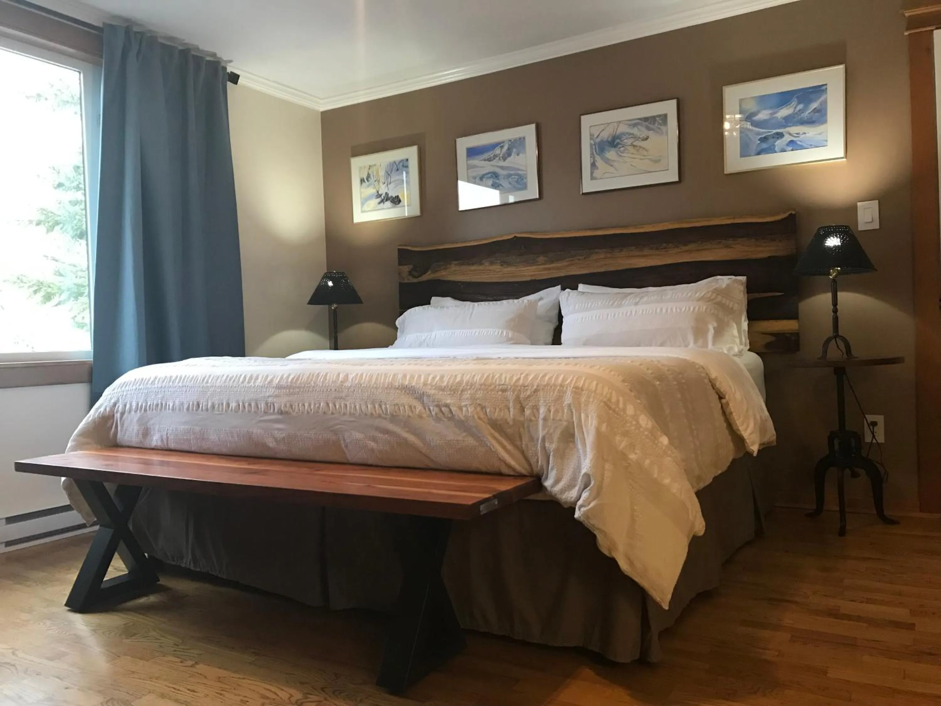 Bed in Canadian Rockies Inn - Adults only