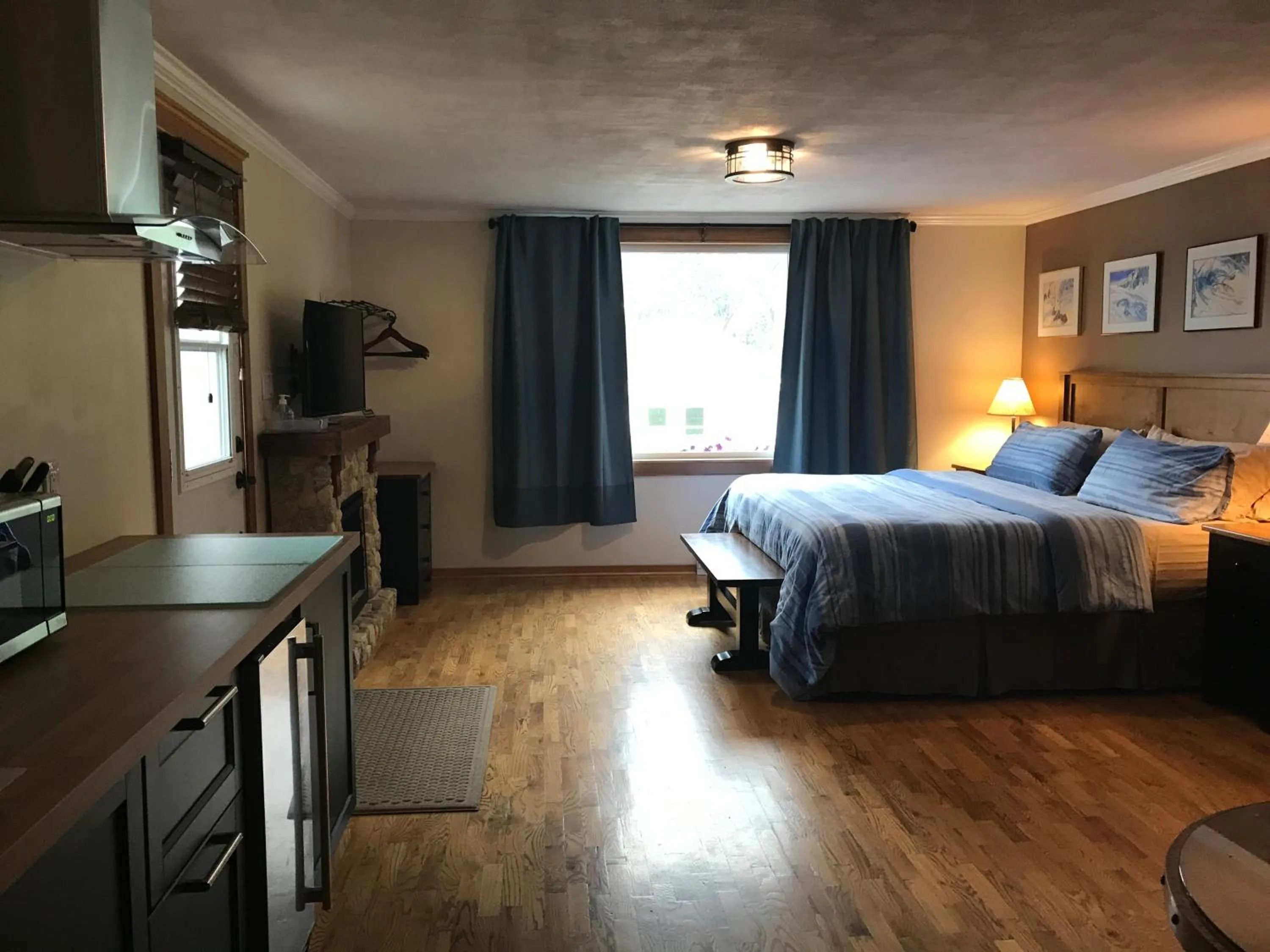 Bed in Canadian Rockies Inn - Adults only