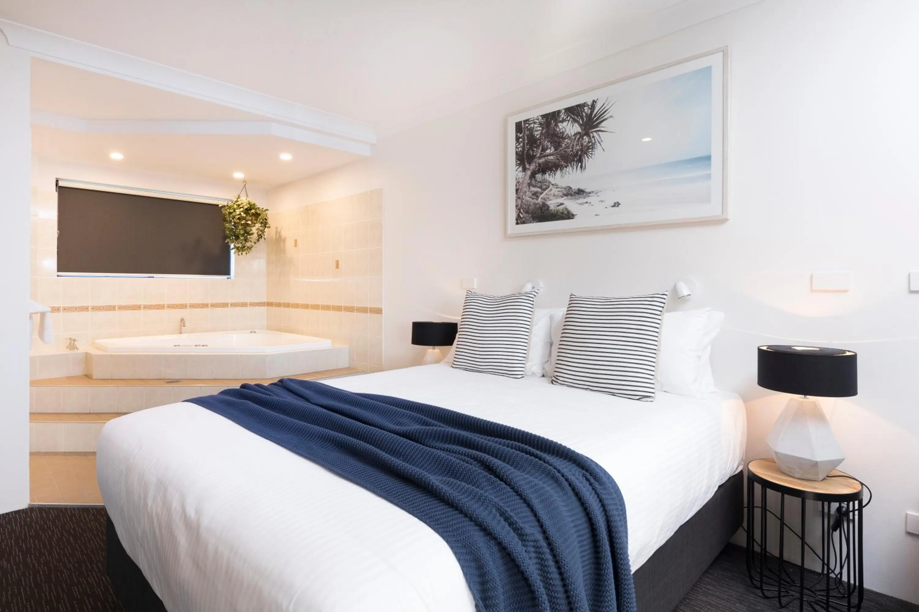 Hot Tub, Bed in Hotel Forster