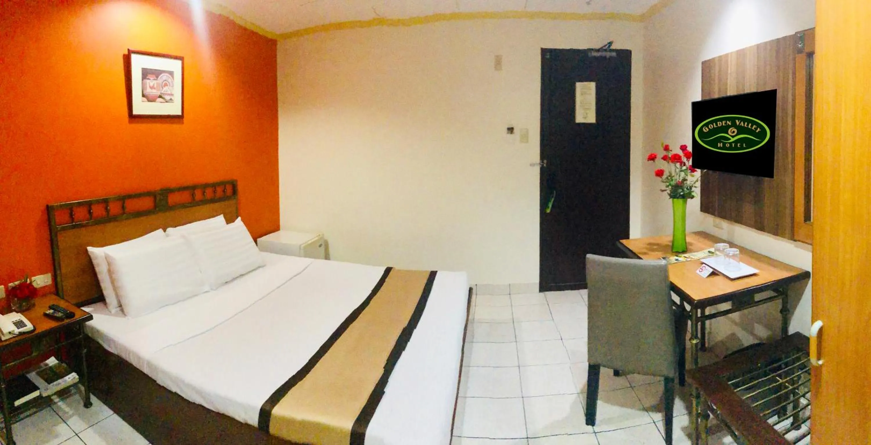 Bedroom, Bed in Golden Valley Hotel