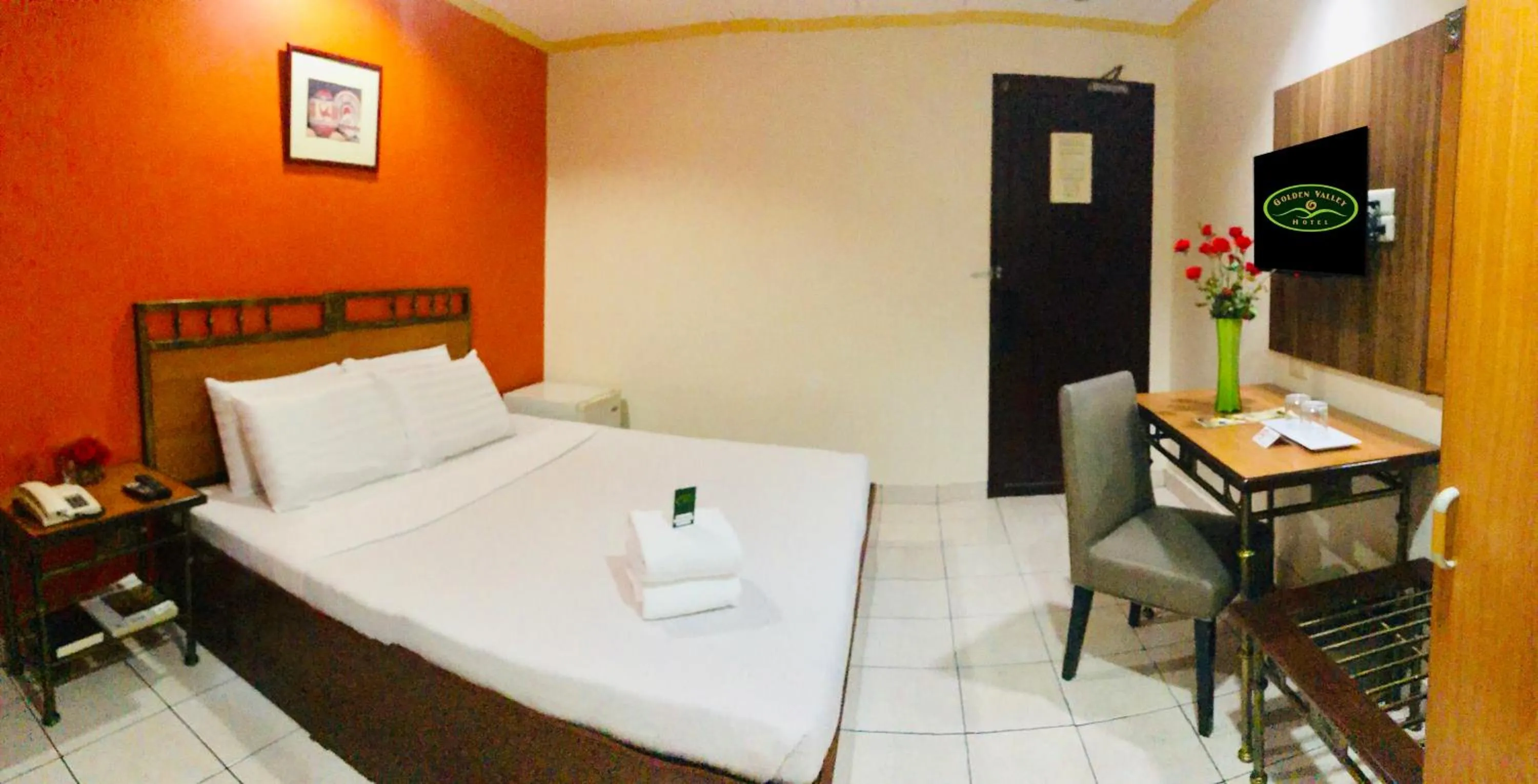 Bedroom, Bed in Golden Valley Hotel